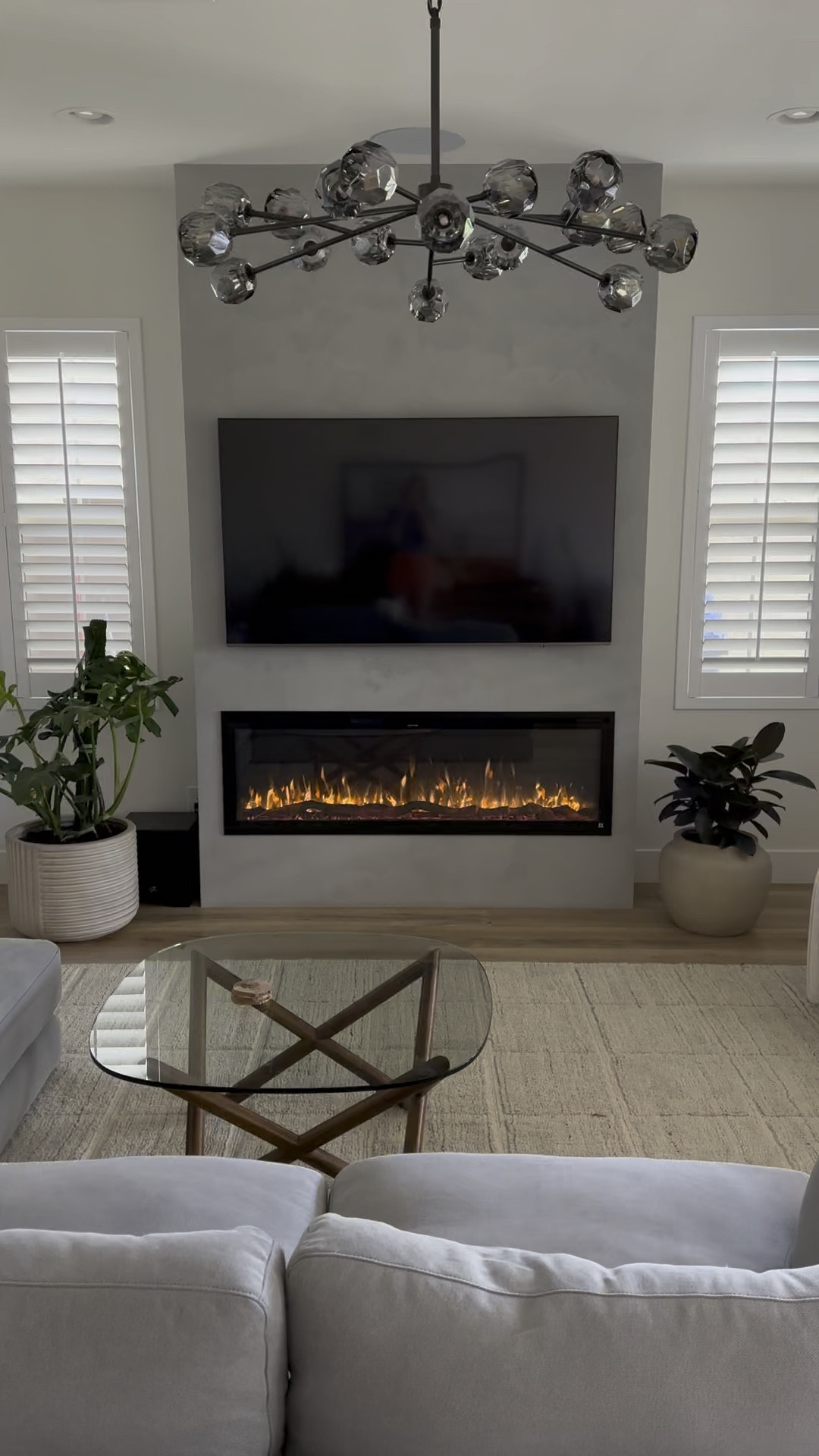 *PLANTERS IN MEDIUM + ALABASTER*

Being a plant mom doesn't come natural to me, but l'm learning from the experts and its been a lot of fun! Plus, indoor plants make such a difference in your home - visually appealing, cleaner air, positive impacts on mental health (especially for us Arizonians who don’t leave our air conditioned homes for 3-months in the summer 🥵)

🏡 Interior designer - @casaboheme.lifestyle casabohemedesign.com
🪴 Plant guru & seller - @moonsteraplants
themoonstera.com
🌳 Summerwinds Nursery (in AZ & CA) -
summerwindsnursery.com

#thefoxykat #tfkhome #thefoxykathome 

#LTKhome #LTKunder100 #LTKsalealert