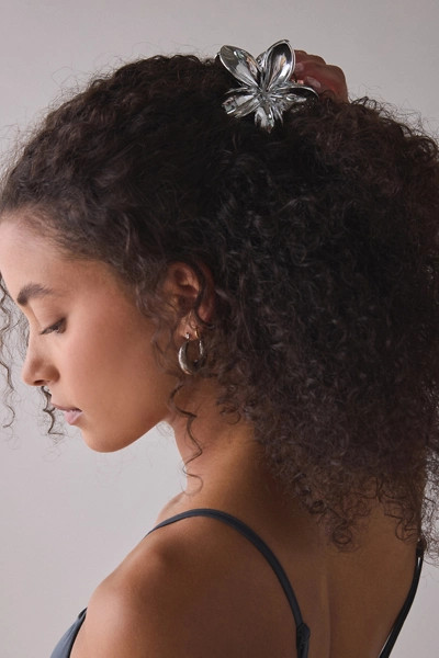 Aria Flower Claw Clip | Urban Outfitters (US and RoW)