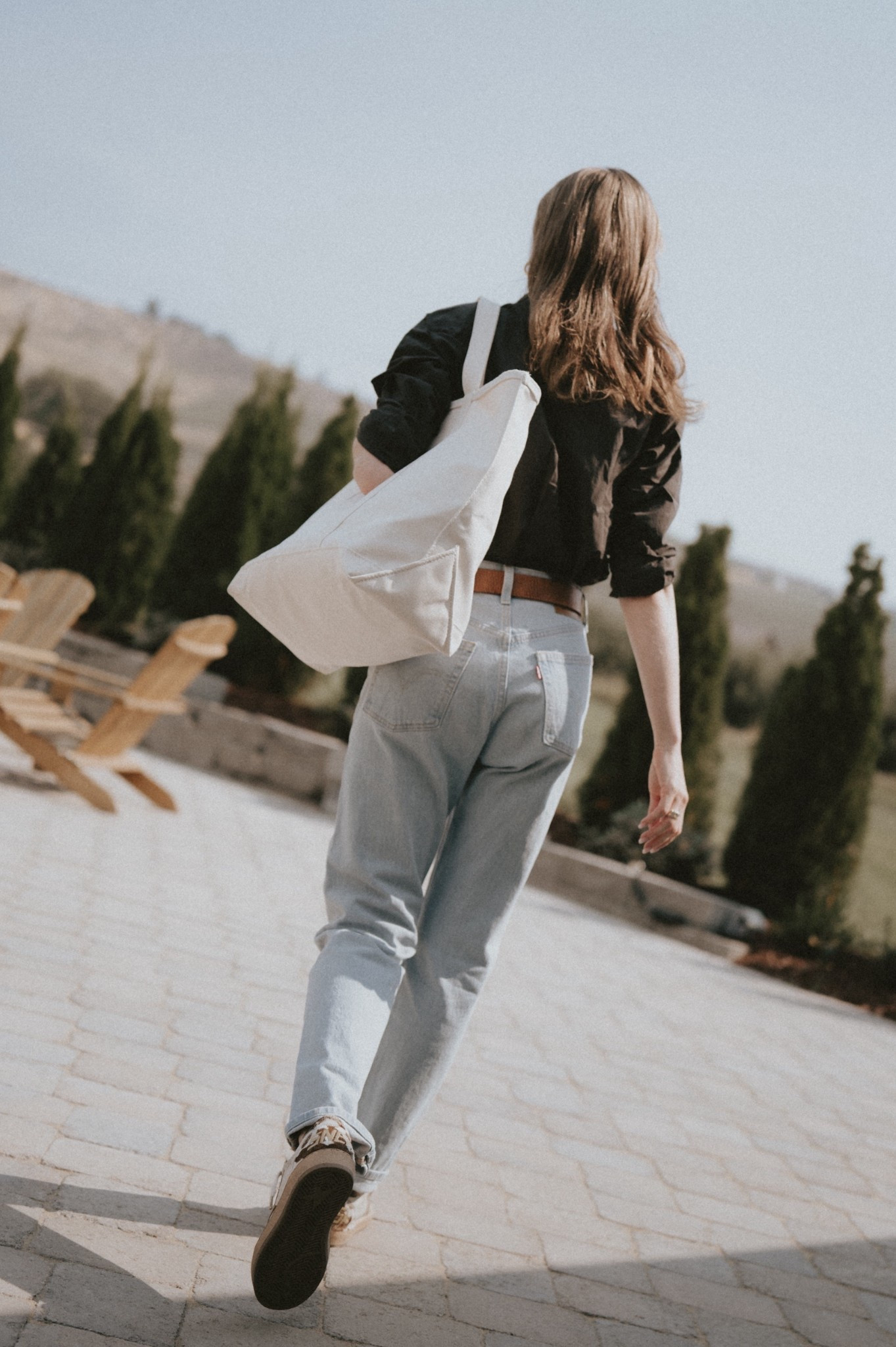 The 90s comeback in the joy of simple things: straight leg jeans, a classic fit button down shirt + canvas tote & sneakers.
Jeans: @Levi's 501
Tote: L.L. Bean
Shirt: Buck Mason

#LTKootd #LTKSeasonal #LTKmomlife