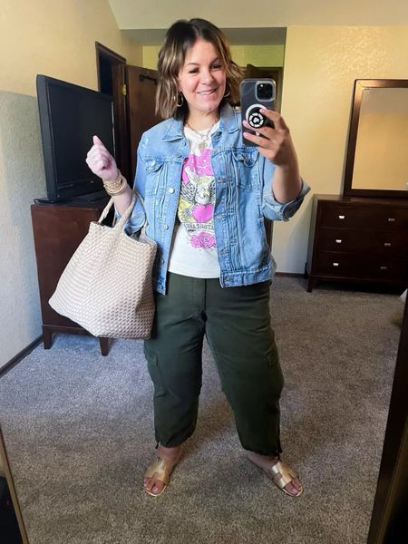 My travel outfit of the day to go straight from the car to American Girl with my kiddos 🥰 My graphic tee is Anthro but I’ve also linked a similar $10 option! These barrel leg cargo pants are a favorite and on sale today along with my favorite jean jacket. 🙌🏻 Wearing XL in everything!
6/1

#LTKStyleTip #LTKPlusSize #LTKFindsUnder100