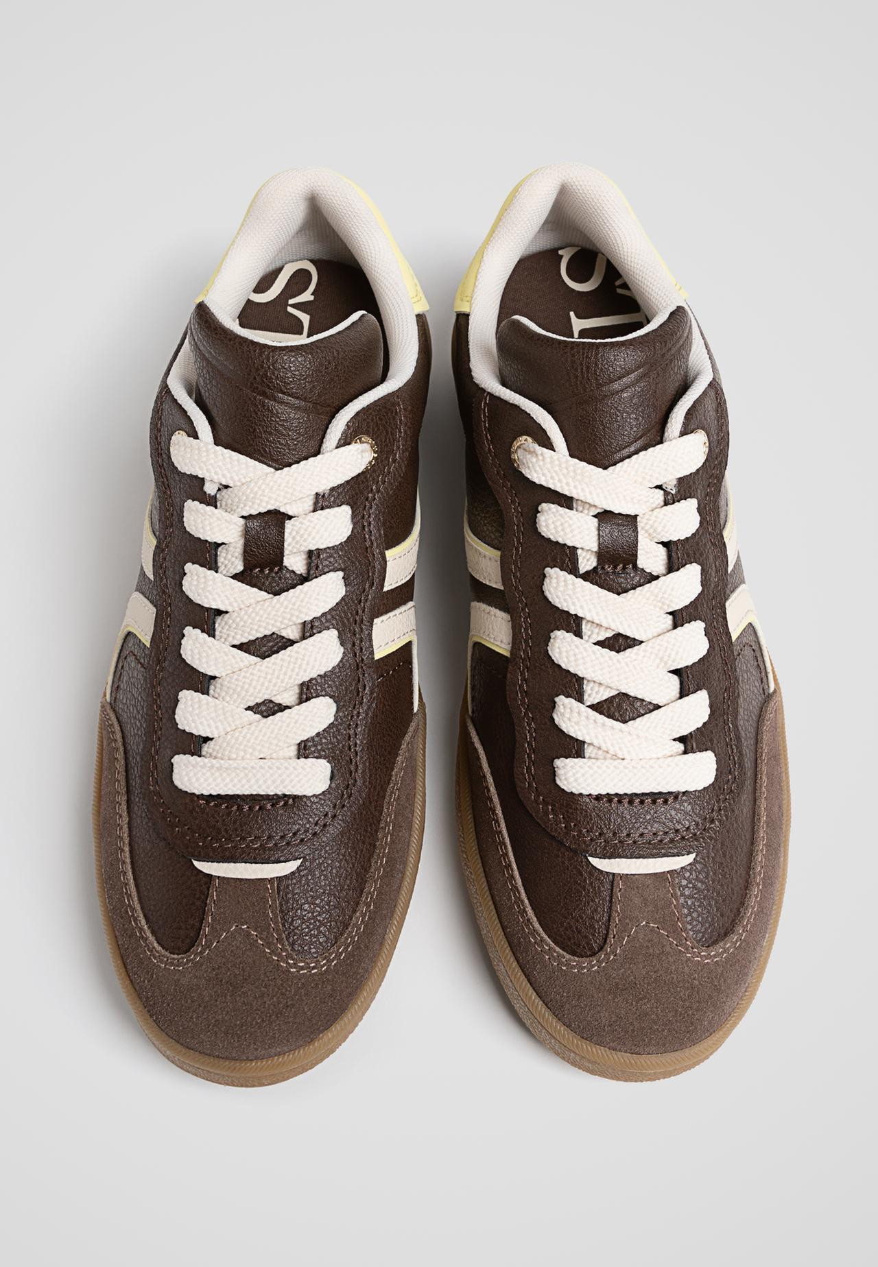 Trainers with contrast leather pieces. Lace-up fastening. Contrast rubber sole. Sole height: 4.5 ... | Stradivarius (UK)