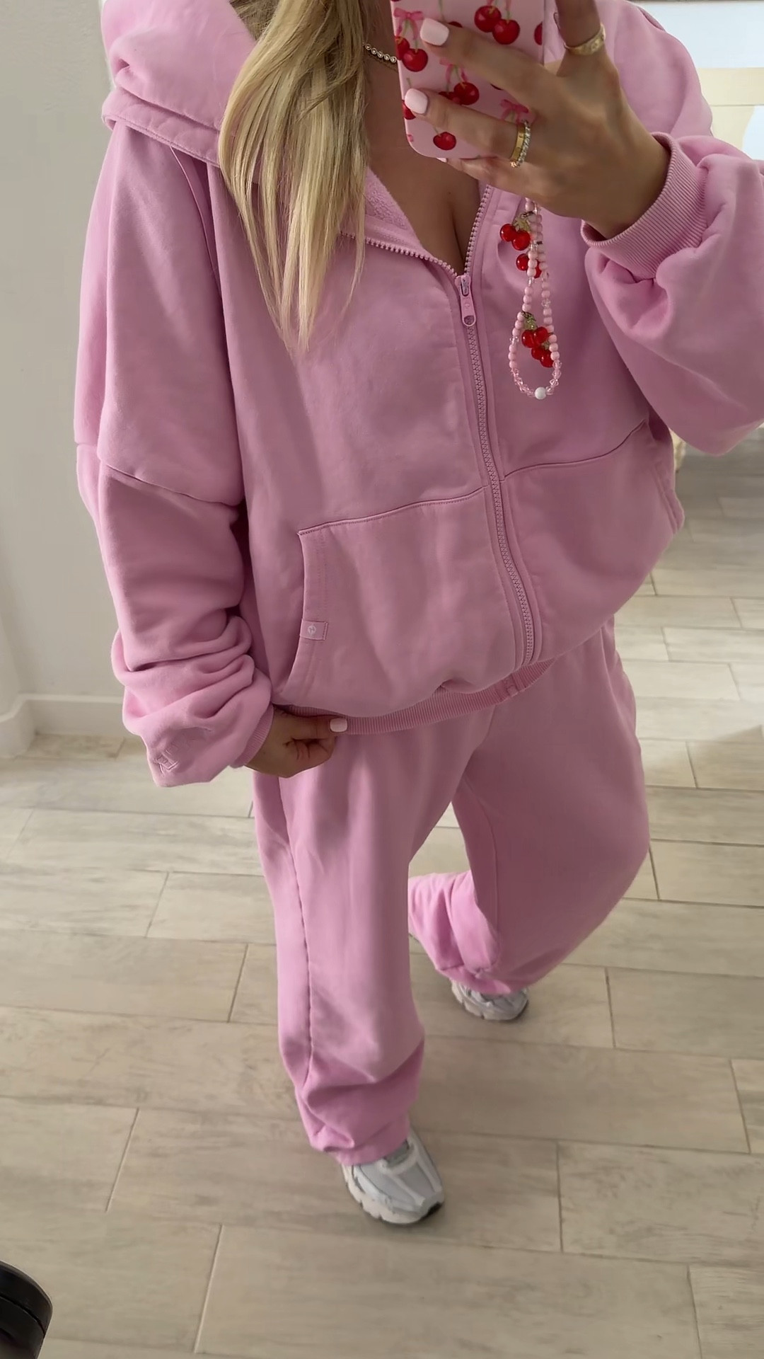 Comfy cute every outfit 
Hoodie s/m
Alo sweats small Nike sneakers up 1/2