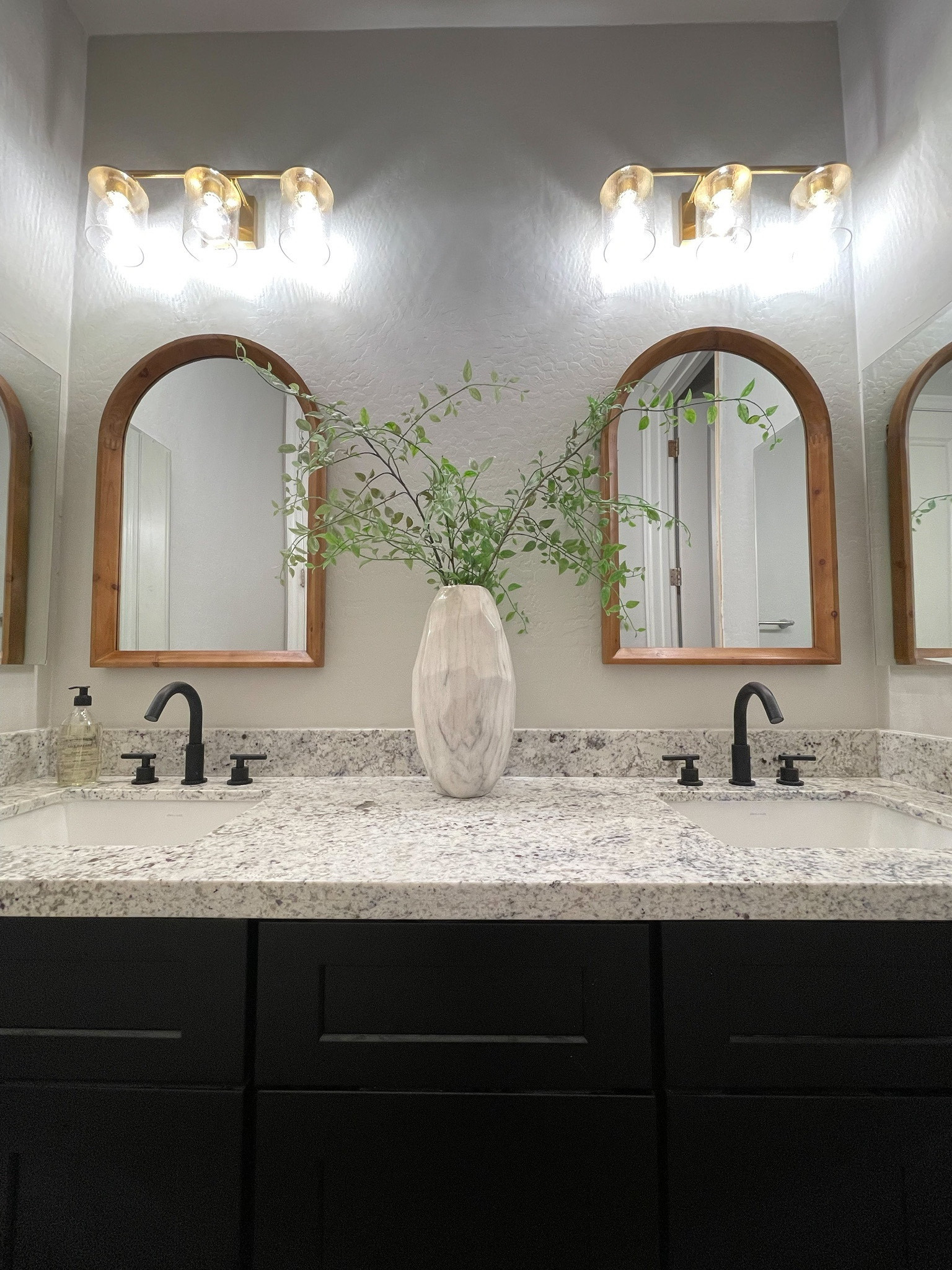 Modern bathroom vanity lighting from urban ambiance ✨✨✨// bathroom lights, bathroom lighting, vanity lighting 

#LTKhome #LTKsalealert #LTKFind