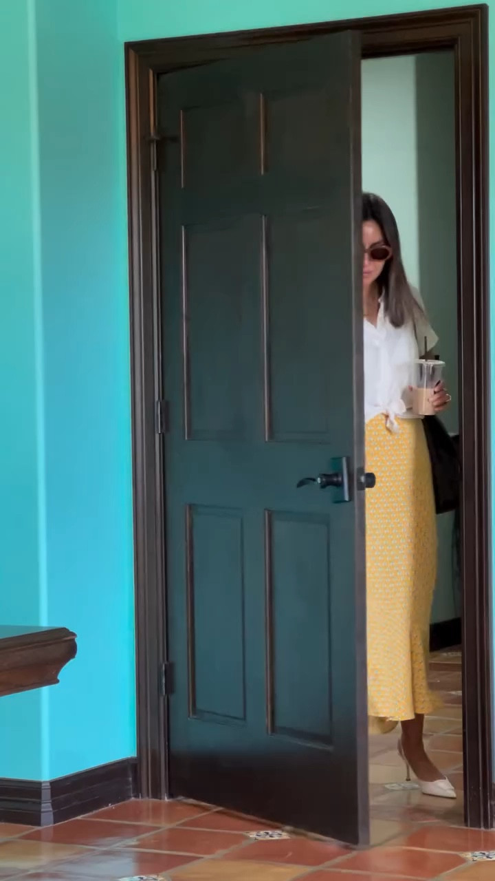 Real life sitch: working my 9-5 to pay the outfits I share 👩🏻‍💼
until sharing my outfits pays what my 9-5 does 🤣

What is your 9-5 doing for you right now? 👇🏼
.
.
.
.

Working girl style, work life, working lifestyle, work outfit inspo, work outfit idea, skirt outfit, shoe inspo, work week outfits.