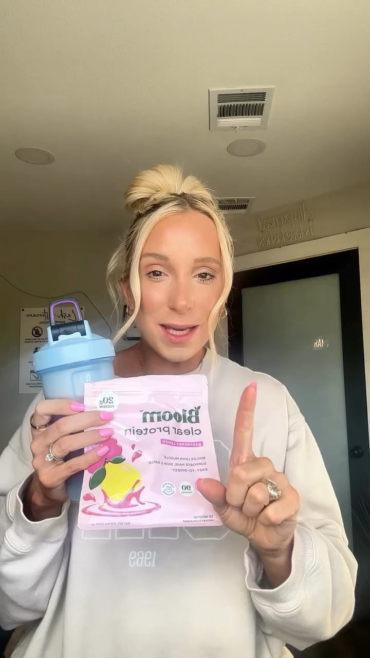 I’m always getting asked about my favorite protein powder, Bloom is my current favorite! Taste just  like lemonade! Comment “PROTEIN” and I’ll send you the link ❤️ @bloomsupps