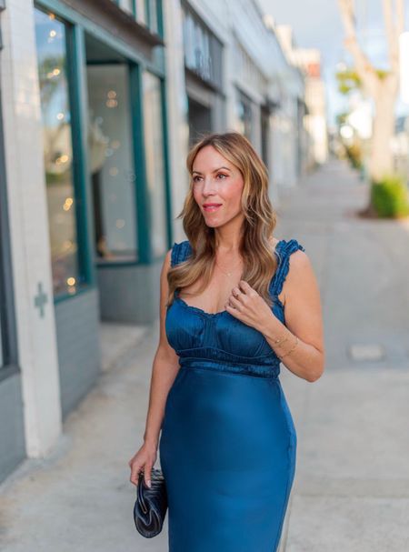 Saturday style 💙🩵

I still haven’t done my color wheel but this blue definitely would be on it. I absolutely adore this color and the ease of this dress. I liked it so much I got it in two colors. Shop the look over on poshinprogress.com or here:



#LTKmidsize #LTKover40