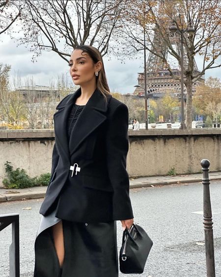 Givenchy 🖤
jupe en cuir noire, blazer en laine noir, sac en cuir Antigona #Givenchy #Antigona

#LTKstyletip #LTKitbag