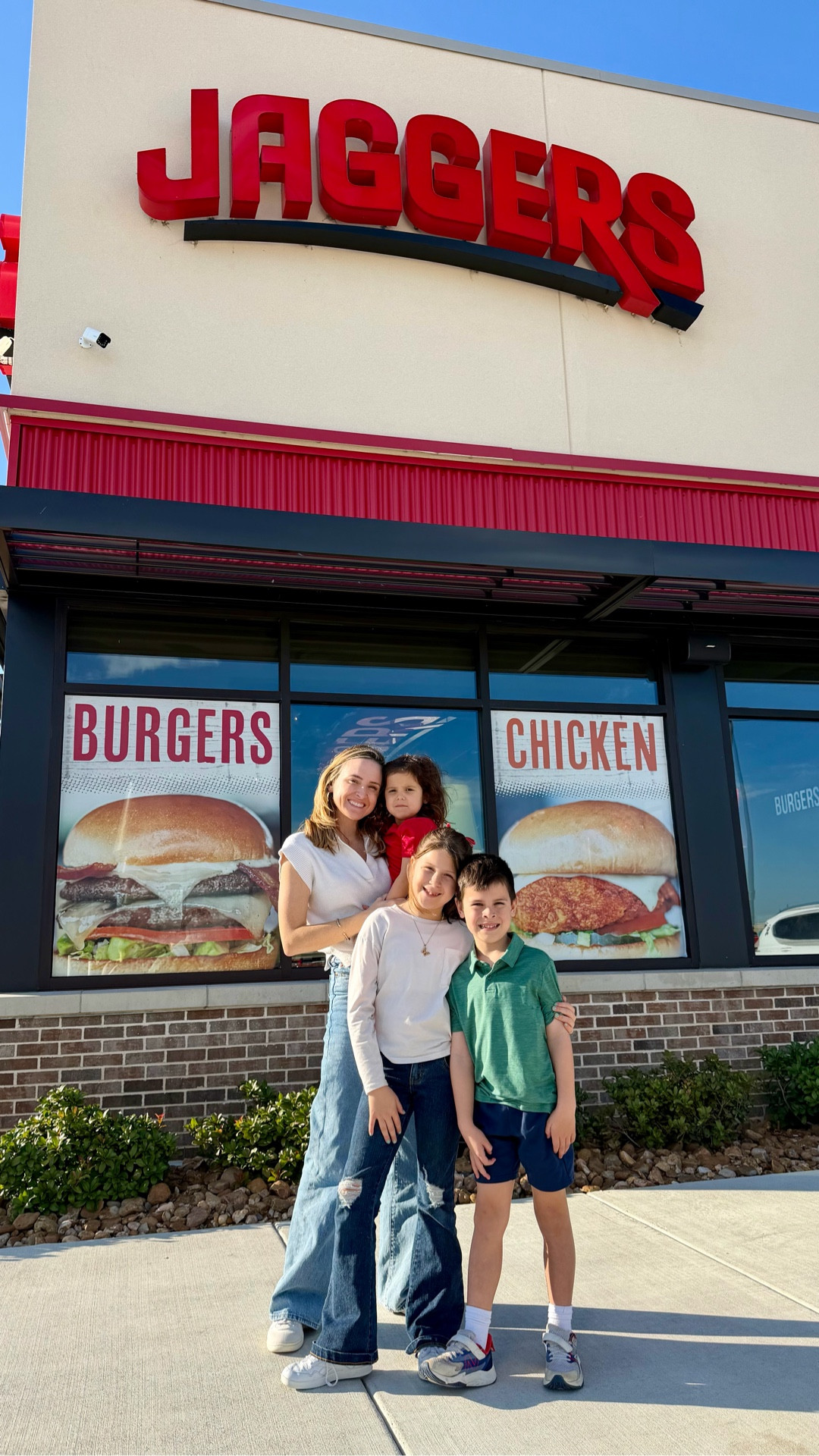 A quick service burger joint run by the same company as @texasroadhouse? SAY LESS.

@eatjaggers is open in Katy, and it was a hit with our crew. From the elevated burgers (green chile, mushroom Swiss, sunrise burger with a fried egg!) to the perfect shoestring fries to the decadent milkshakes (get the Ghirardelli brownie), we left VERY full and VERY happy.

📍2660 W Grand Pkwy N
  Katy, TX 77449

#katyfood #katyrestaurants #houstonfoodies #katymoms #houstonmoms