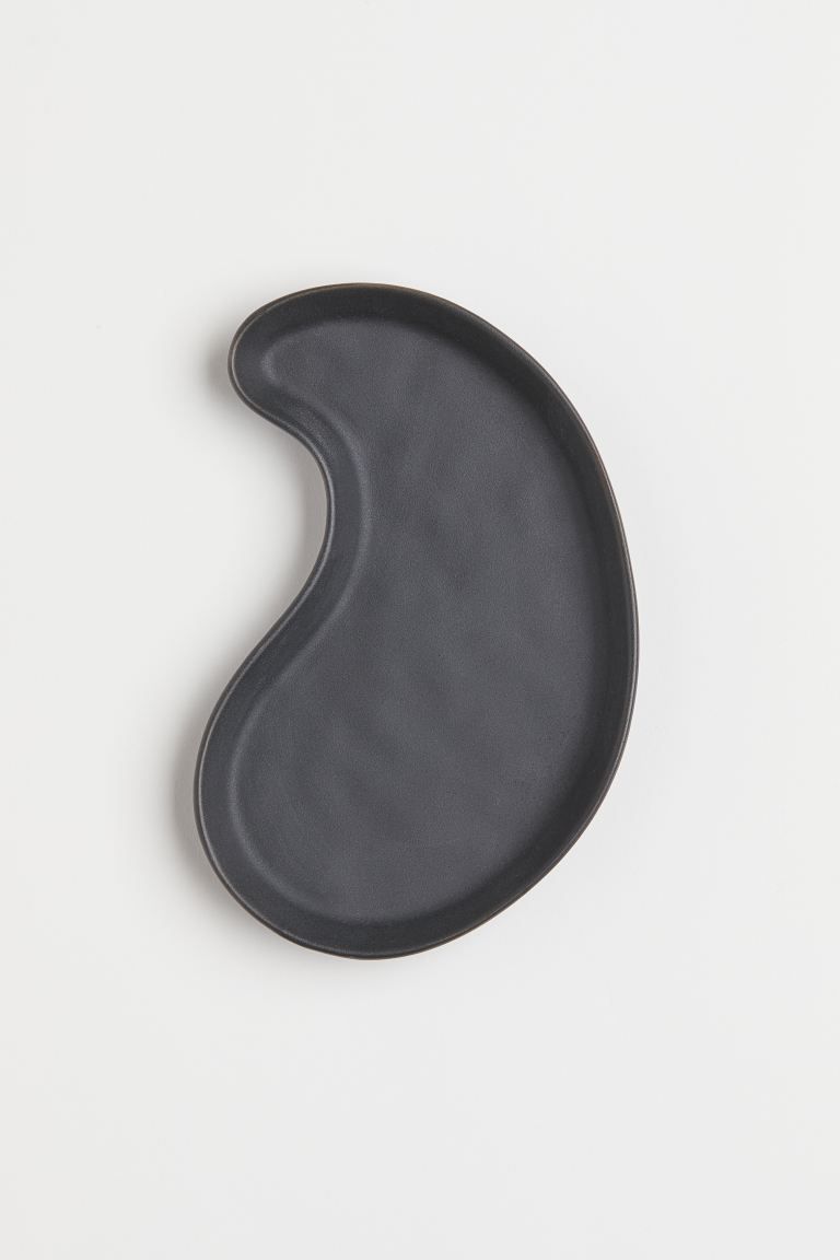 Small tray in glazed stoneware. Irregular shape with a low rim. Height 1/2 in. Width 6 in. Length... | H&M (US + CA)