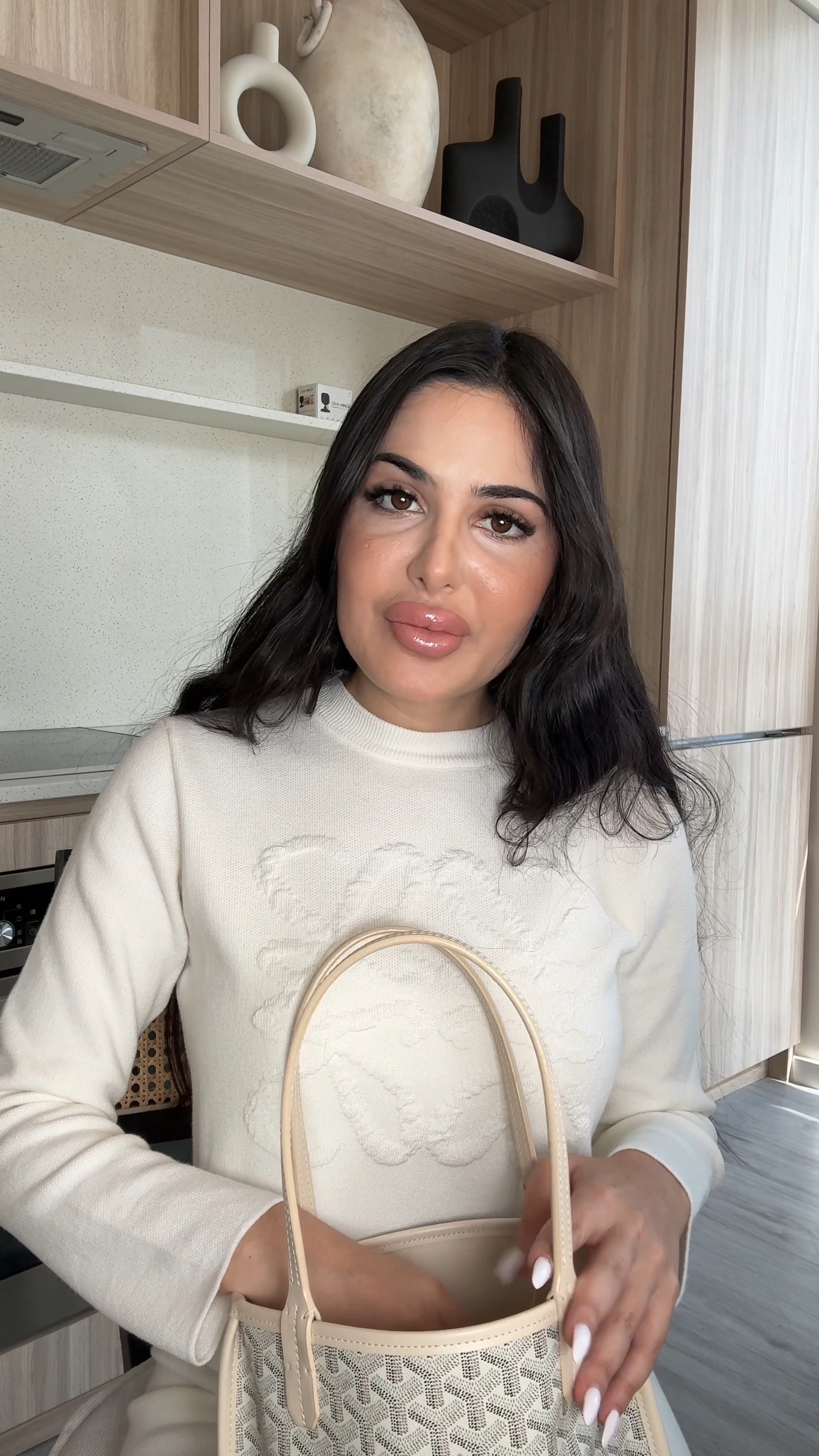 What’s in my bag 👜🤎 

#LTKTravel #LTKGiftGuide #LTKWatchNow