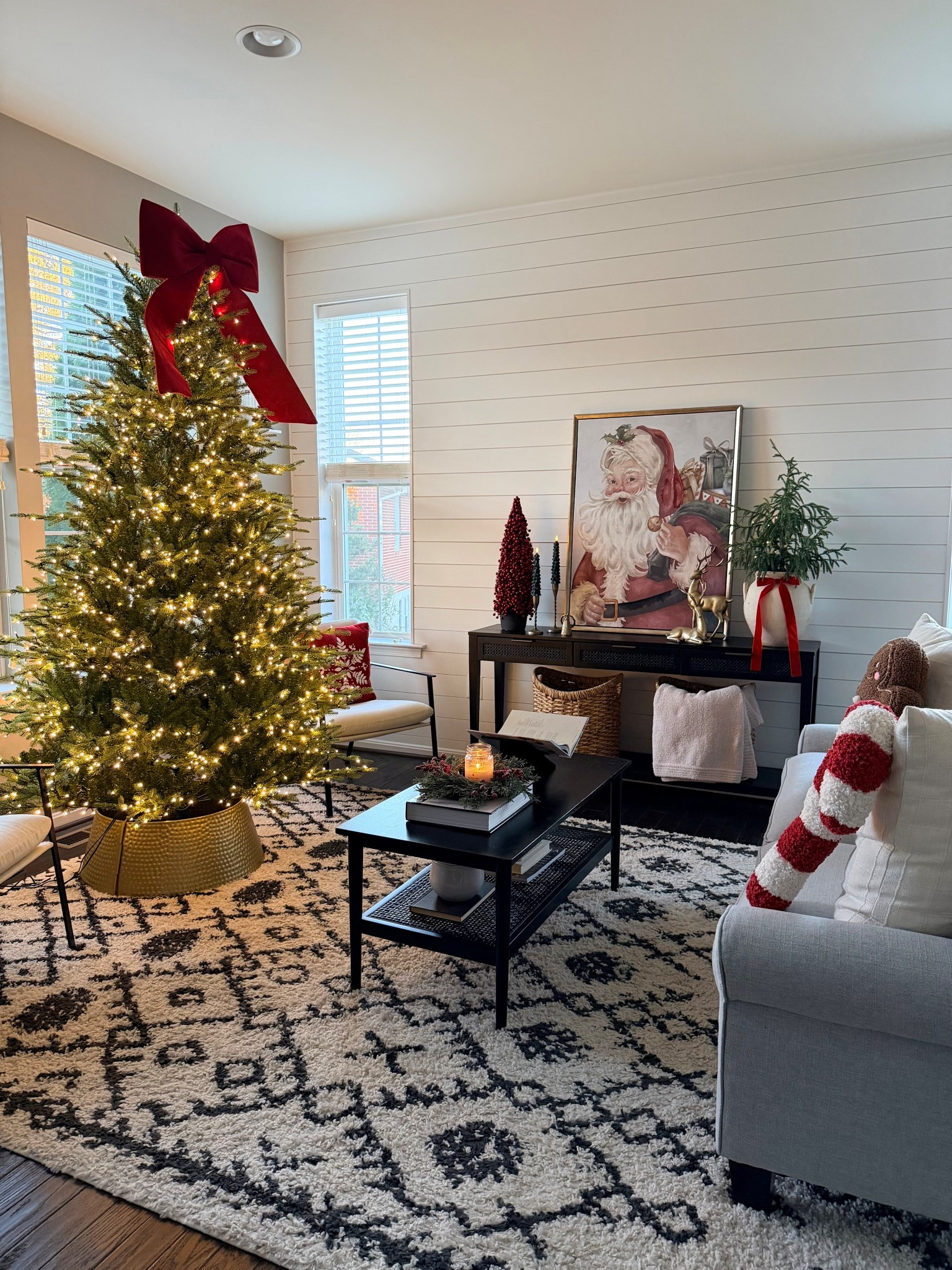 Christmas Home Decor 🎄🎅🏻

This is the 7.5 ft viral tree from Home Depot and it’s so gorgeous ! 

The Santa artwork is absolutely beautiful and from Walmart 

Christmas time is here
Tis the season 
Christmas decorating 
Christmas tree 
Christmas home 

#LTKHoliday #LTKSeasonal #LTKHome