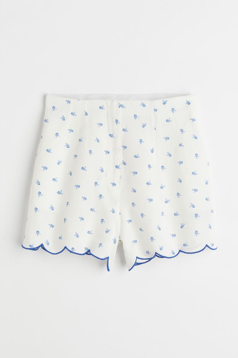 Fitted shorts in a woven cotton and linen blend. High waist, waistband with concealed elastic, co... | H&M (US + CA)