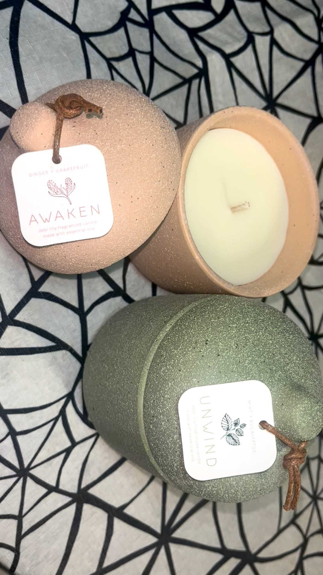 Candles are perfect gifts! Especially when the scents are so subtle yet awakening like citrus/ grapefruit or even refreshing and relaxing like mint/eucalyptus!
🍃🌱🕯️🫚