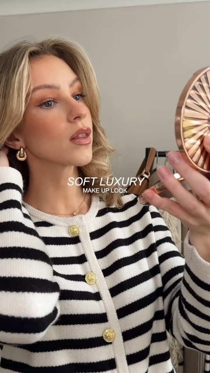 Ilia true radiant skin priming serum 
Armani luminous silk foundation 
Lancôme teint idole concealer
Charlotte tilbury cream bronzer - fair
Mac Studio fix powder foundation - nc20
Charlotte tilbury iconic nude lip liner
L’Oréal glow paradise lipstick - beige Eden
NARS eyeshadow primer
Mac give me sun mineralise skin finish
Jones road the perfect eye shadow in Smokey brown
Jones road the mascara
Mac gingerly sheer tone blush
Refy lip gloss - taupe 


#LTKeurope #LTKVideo #LTKbeauty