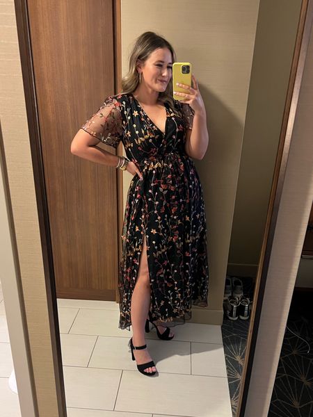 in LOVE with this dress!! it comes in multiple colors. i would say it fits tts but if you’re in between sizes, size down.