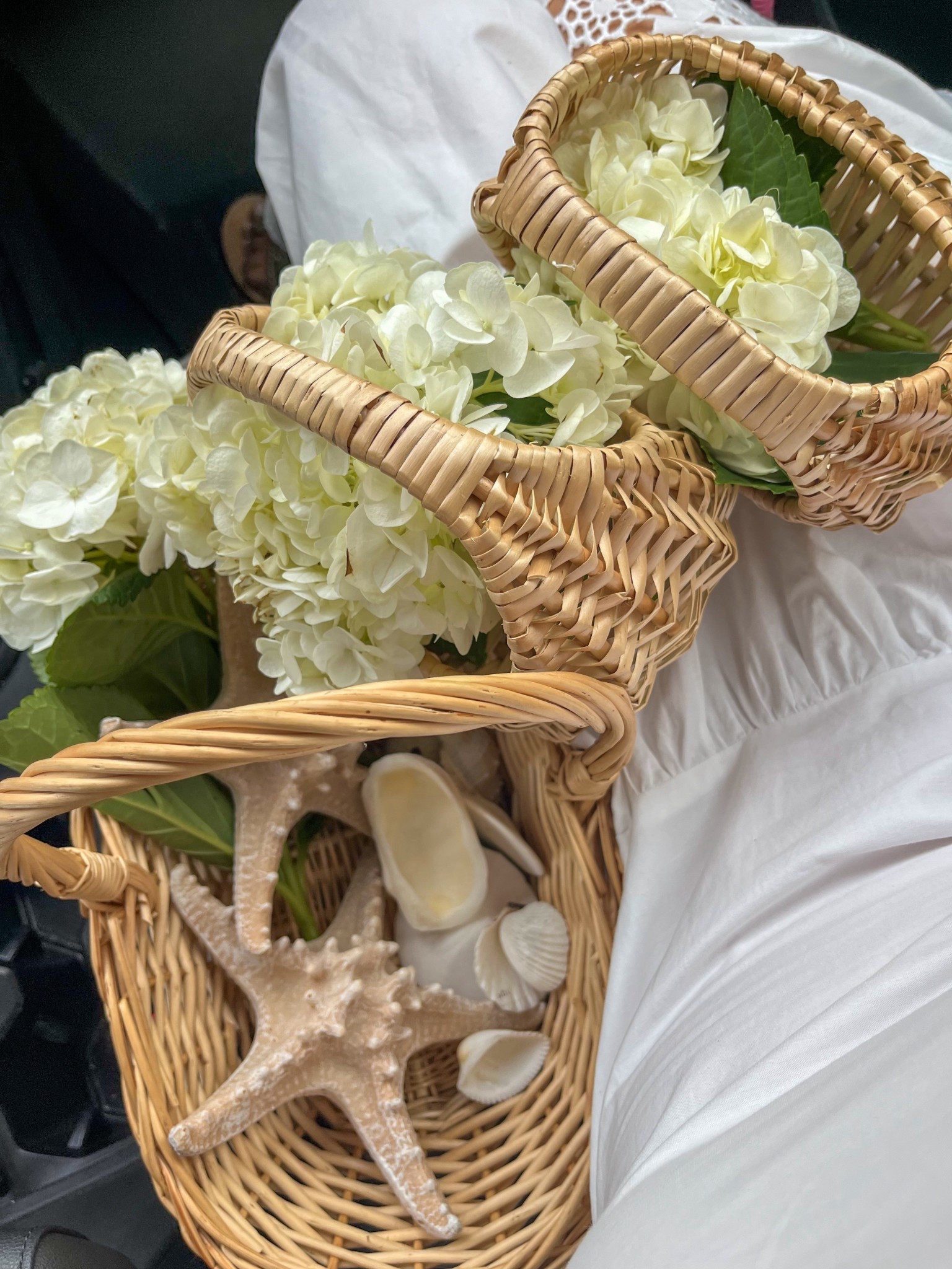 photoshoot props! Little baskets filled with hydrangeas and sea shells 🐚 