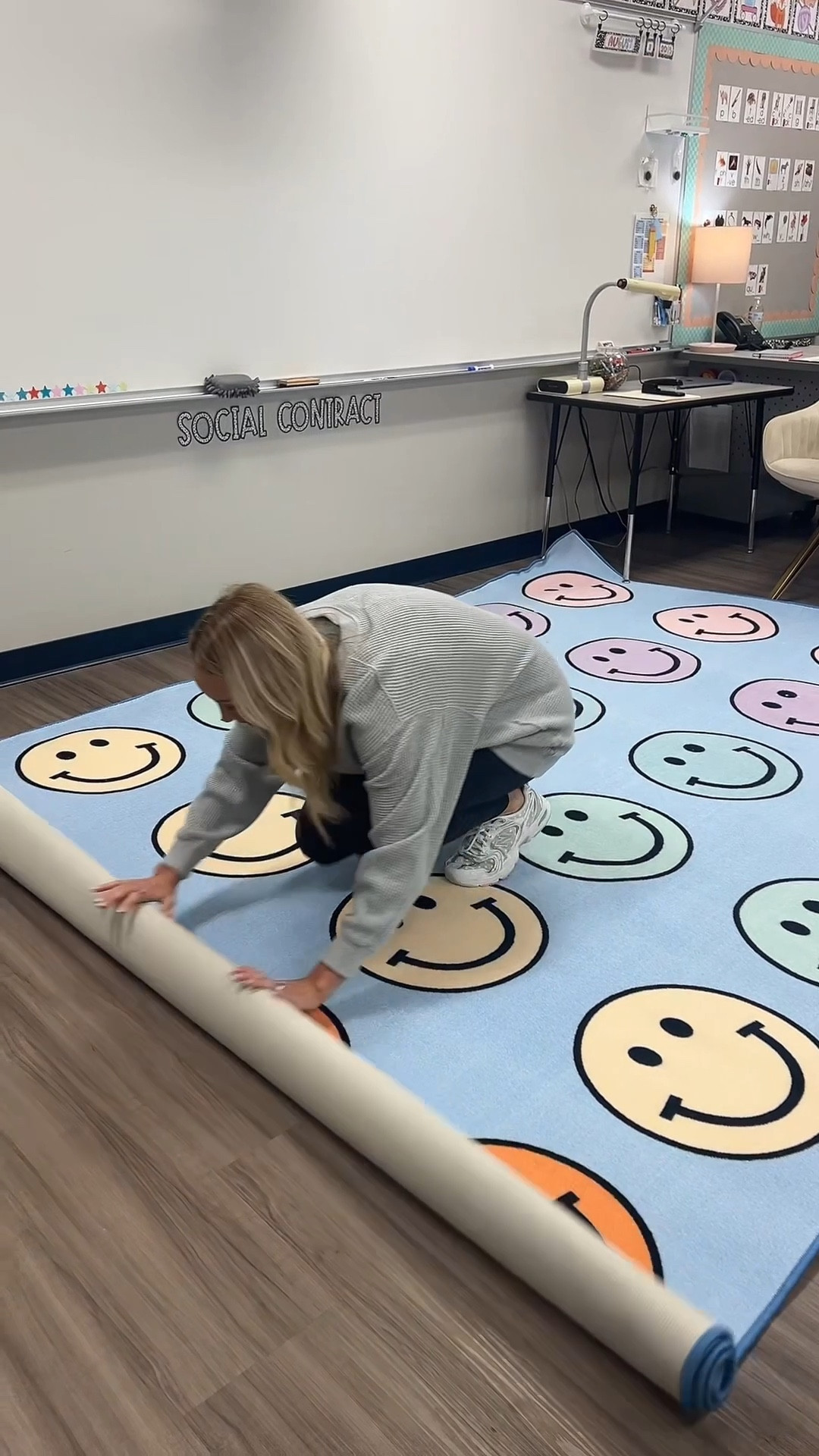 #newrug #classroomrug #classroomdecor #smileyfacerug #teacher