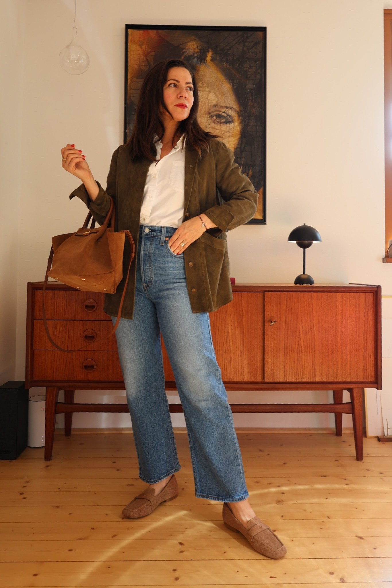 White linen shirt, suede leather khaki jacket, high waisted blue jeans, brown loafers and a brown suede handbag.

Loafers: Vivaia Icon loafers
Jeans: Levi’s ribcage straight 
Linen shirt: Everlane
Leather jacket / shirt: Sézane Will jacket
Handbag: Demellier