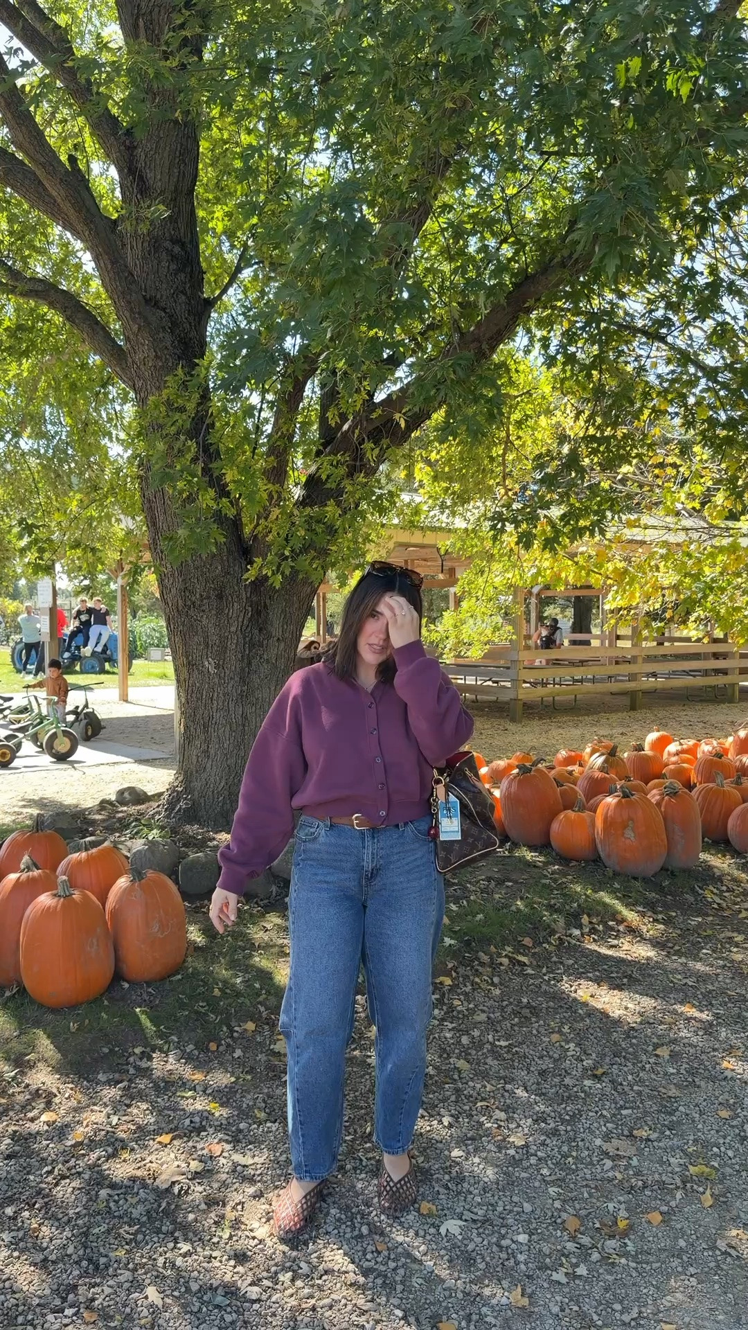 Easy fall outfit! Jeans and a cardigan sweatshirt. Size L/10