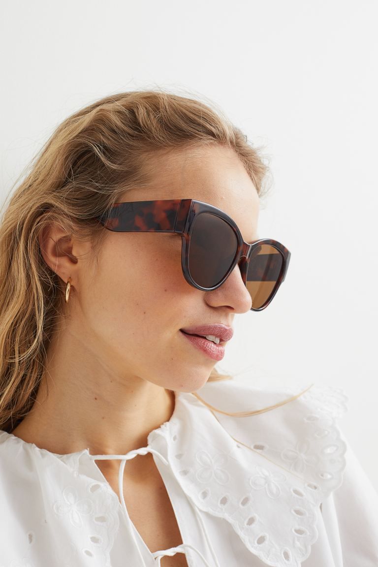 Round sunglasses with frames, lenses, and wide sidepieces in plastic. Tinted, UV-protective lense... | H&M (US + CA)