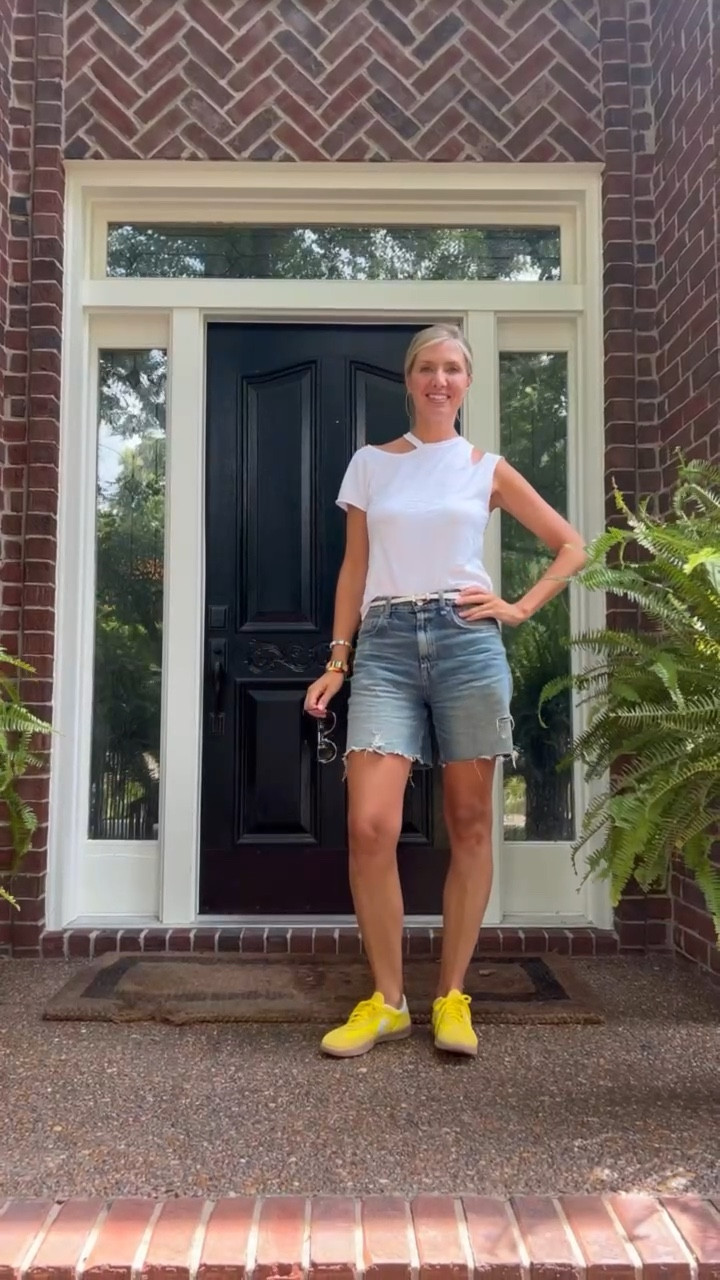 How to add a pop of color with your sneakers!

#LTKVideo #LTKShoeCrush #LTKStyleTip