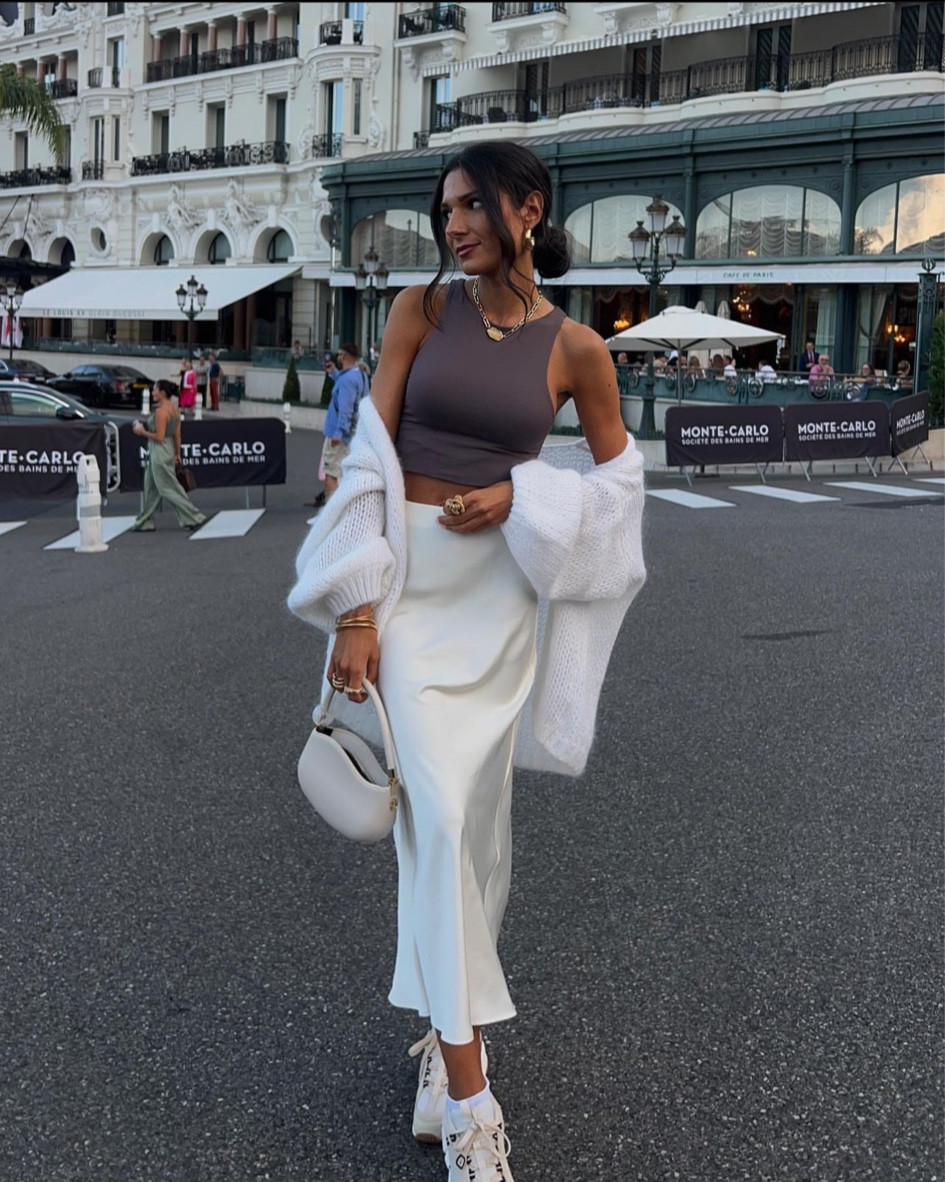 Jupe satinée blanche

jupe midi satinée écru, body gris clair, top nageur gris clair, cardigan ample en laine, cardigan en laine blanc

#LTKstyletip