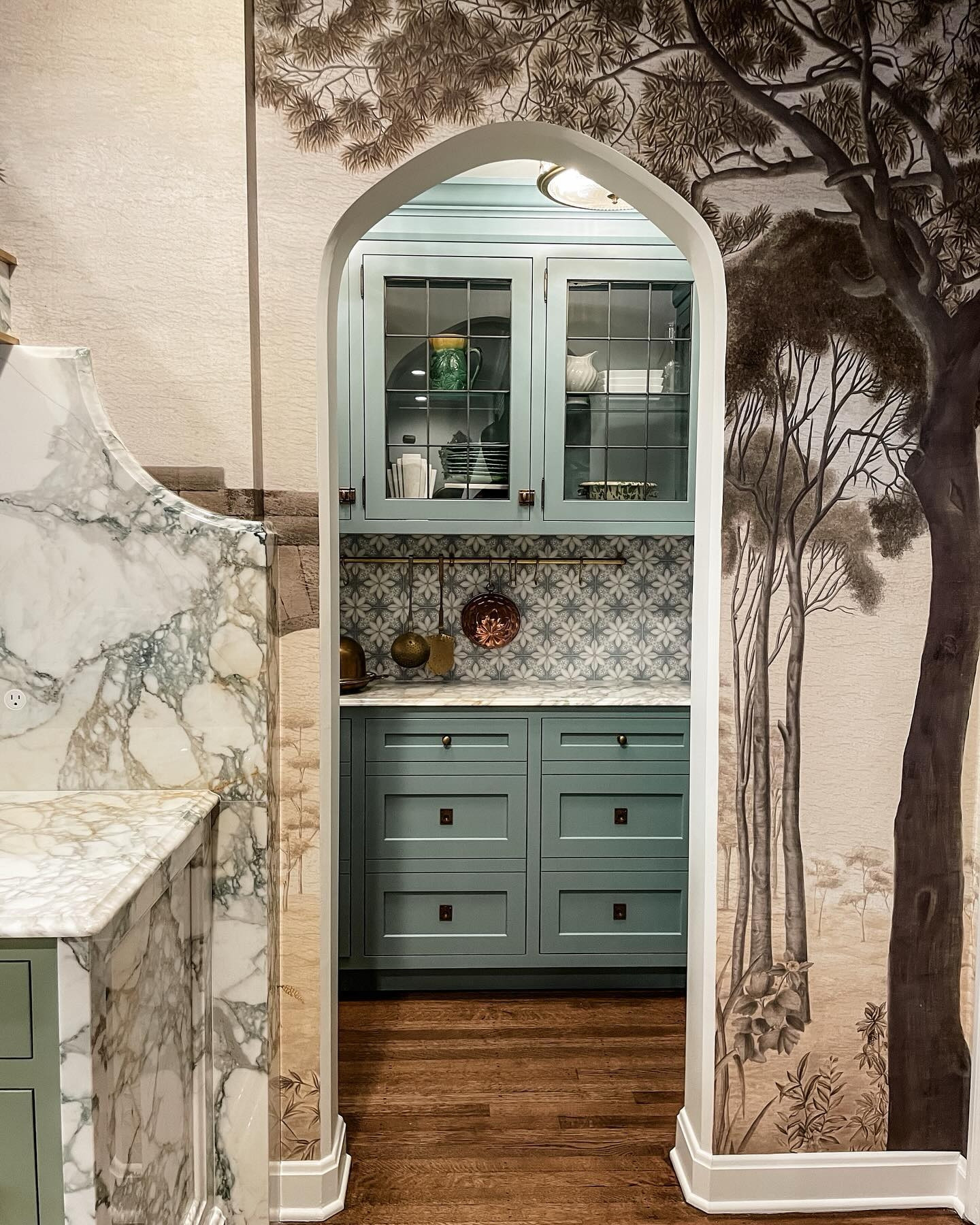 A little dose of gorgeous to lighten up this wintry Indiana day. 
⠀⠀⠀⠀⠀⠀⠀⠀⠀
This collab with @tiffanyskillinginteriors is still one of our absolute favorite projects to date. Interior design and professional organizing are truly a match made in heaven.

And if you just love yourself a bit of @tiffanyskillinginteriors, check out the @leshoppe_bytiffanyskilling Pop-Up tomorrow evening at @caclosetsindianapolis from 6-9pm! I have a sneaking suspicion there will be tons of great finds to dress up your house with!