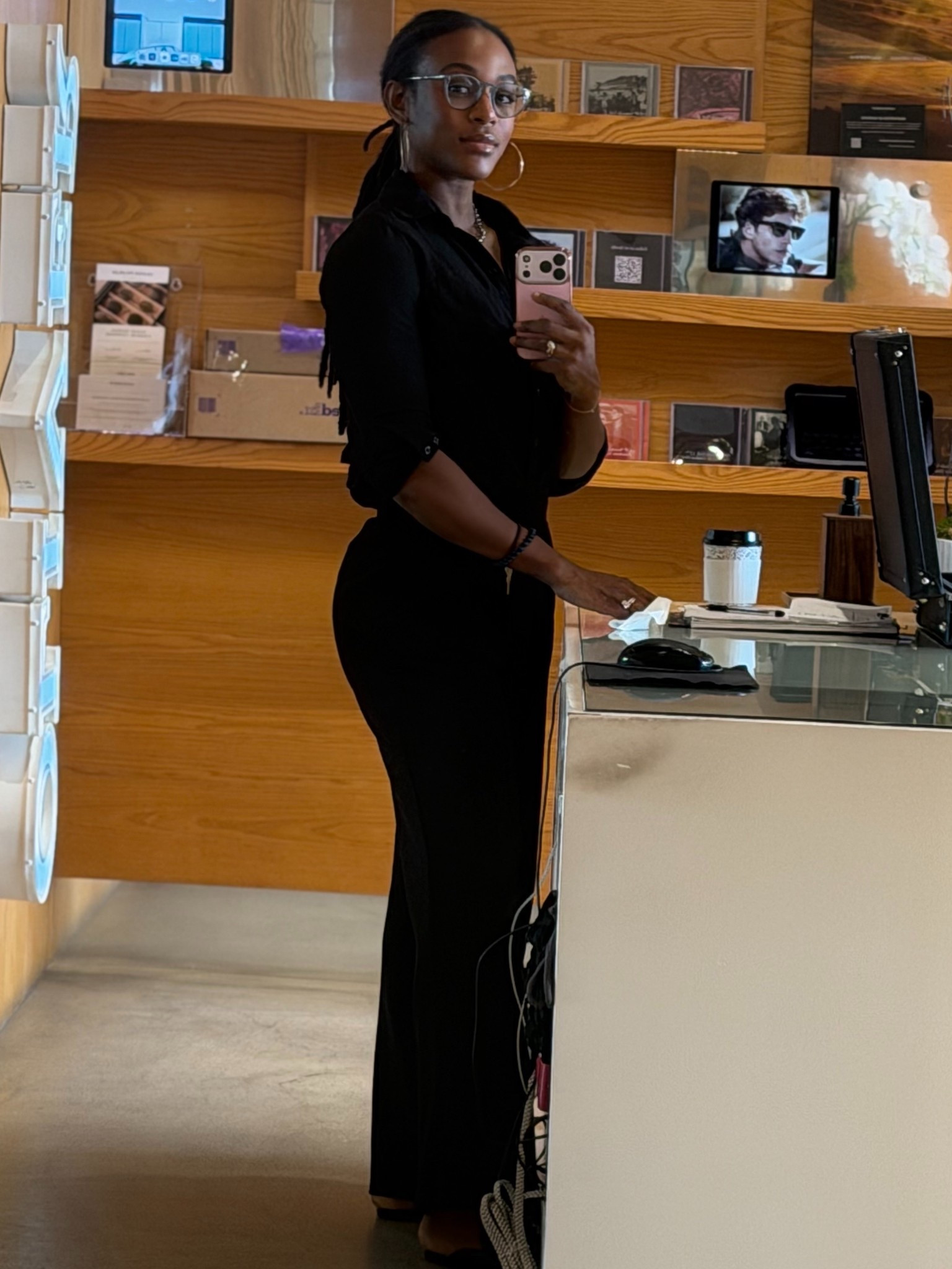 This has become my go-to work uniform lately.
Simple, comfortable, and polished without trying too hard.

A loose black button-down paired with tailored trousers is one of those combinations that always works — easy to dress up, easy to repeat, and still feels put together on long days. Classic pieces I’ll keep reaching for.

Linked everything I’m wearing 🤍

H&M Loose-Fit Button-Down Shirt (Black)
	•	H&M Skinny Fit Suit Trousers (Black)
	•	Oliver Peoples  glasses: style- O’Malley

#LTKWorkwear #LTKootd #LTKFindsUnder100