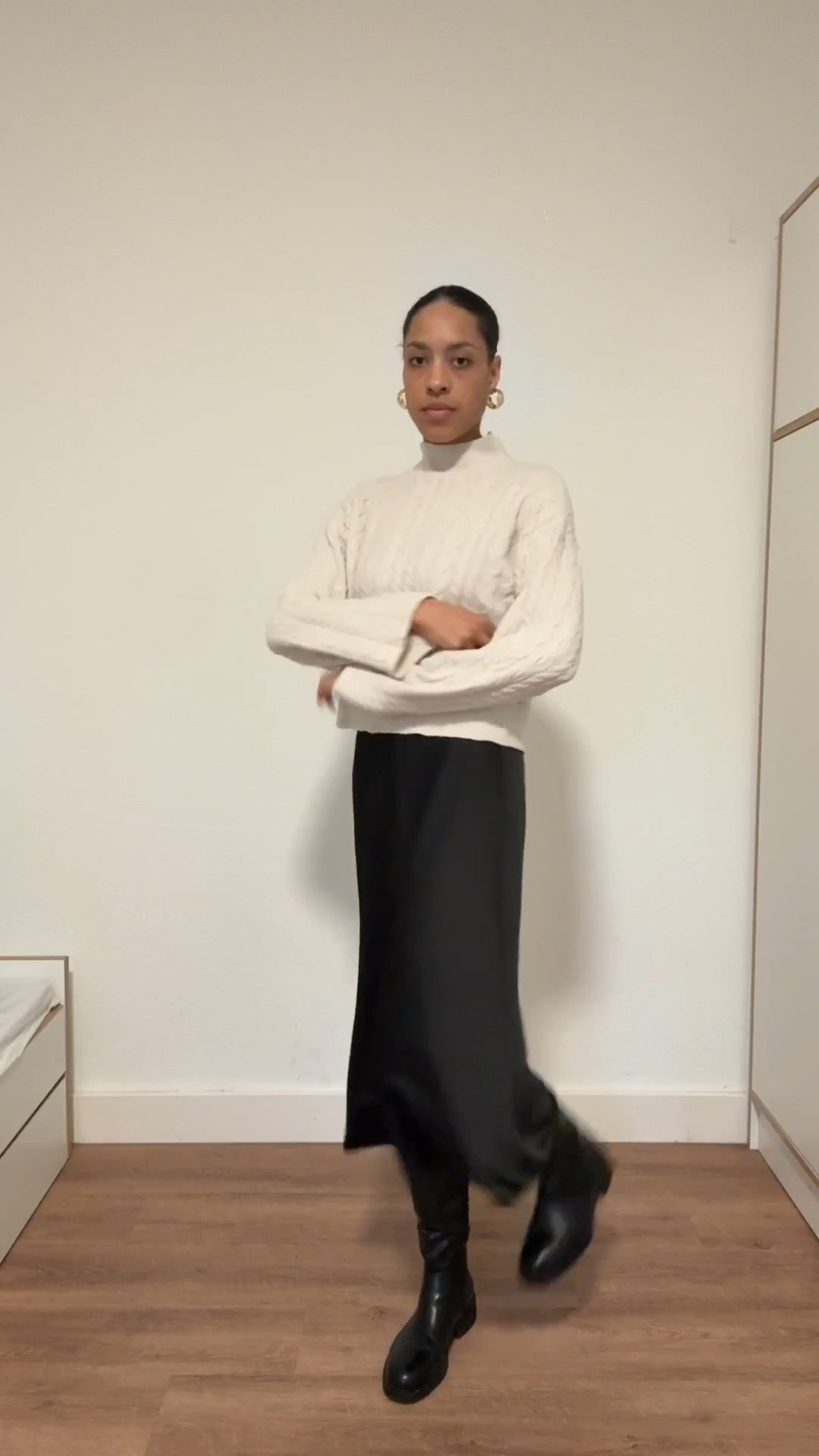 1/7 days of festive outfits 🥂🤍 the combination of an elegant satin skirt and a cozy cream or white cableknit sweater is perfect for the festive season! ✨ the gold hoops and high knee boots complete the look!
I hope you have a wonderful time! I ❤️ y‘all! 