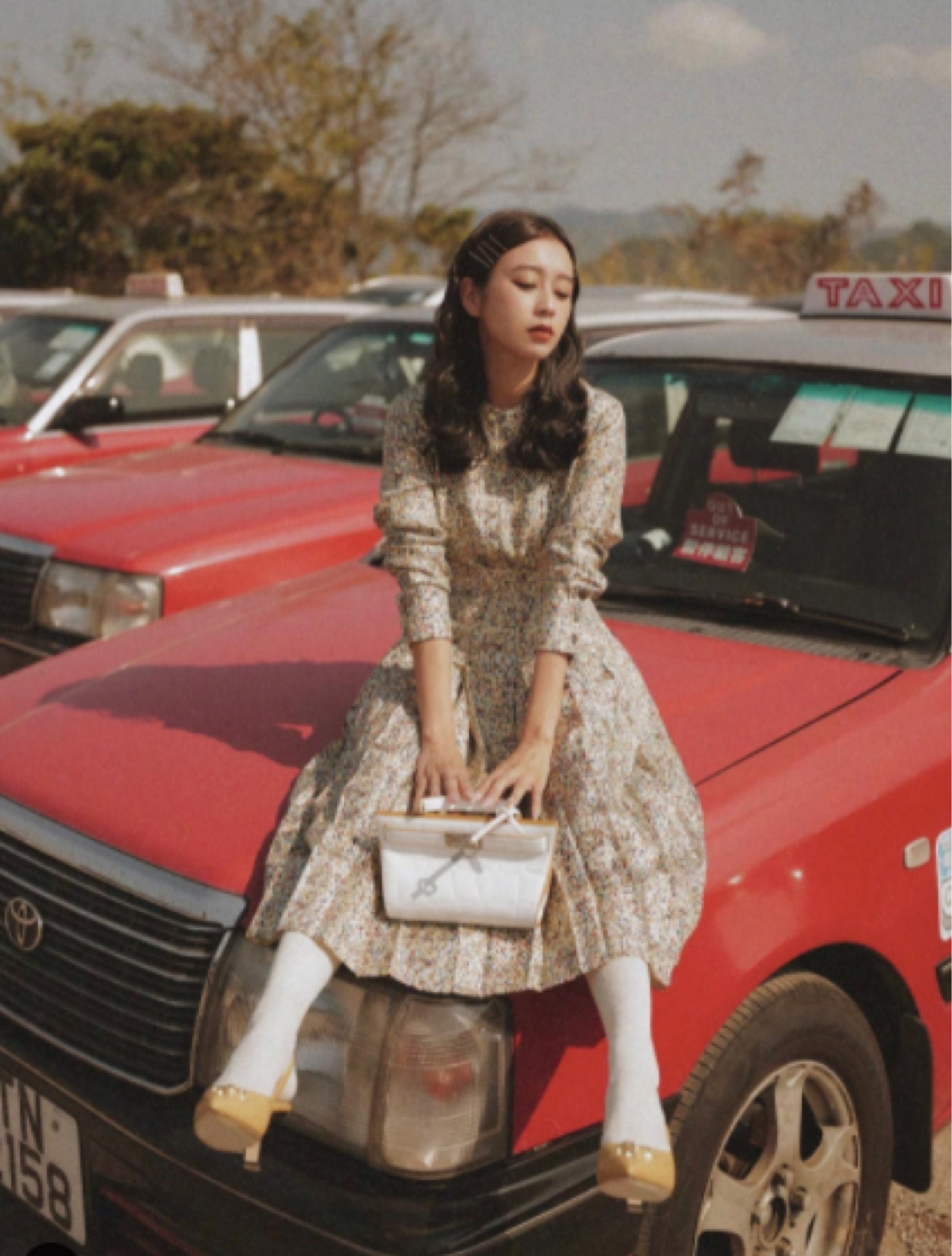 再分享一個我私心覺得超級有香港濾鏡感的地點～
還在準備行程時
一看到這個地方
馬上跟同事們說想來這裡拍照！！

是只有香港獨有的計程車《的士》
好喜歡這種復古的車身
配上紅紅的顏色
真的很特別～～～

想來的朋友可以google
📍白石高爾夫球場停車場
不過這邊離市區比較遠一點點
只能單純來拍照唷😆

來這裡一定要打扮的復古一下
印花真絲襯衫與百褶裙
搭配小小的Lee貓眼包
還有一見傾心覺得一定要帶來香港的米褐色高跟鞋☺️☺️
搭襪子好好看唷！！

今天復古又摩登的穿搭
全身都是@ToryBurch 春夏系列🫶🏻

#ToryBurchSS23
#LTKtaiwan #LTKasia

#LTKitbag #LTKshoecrush #LTKstyletip