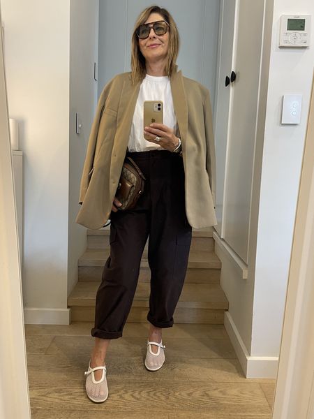 Think about new season pieces and make sure they slide effortlessly into your current wardrobe to get maximum cost per wear ! Here I’ve styled the new cargo pants and some new flare leggins @lululemon with my favorite pieces I’ve worn forever : a camel oversized blazer & a crop trench. Add white shoes and it’s s done deal !