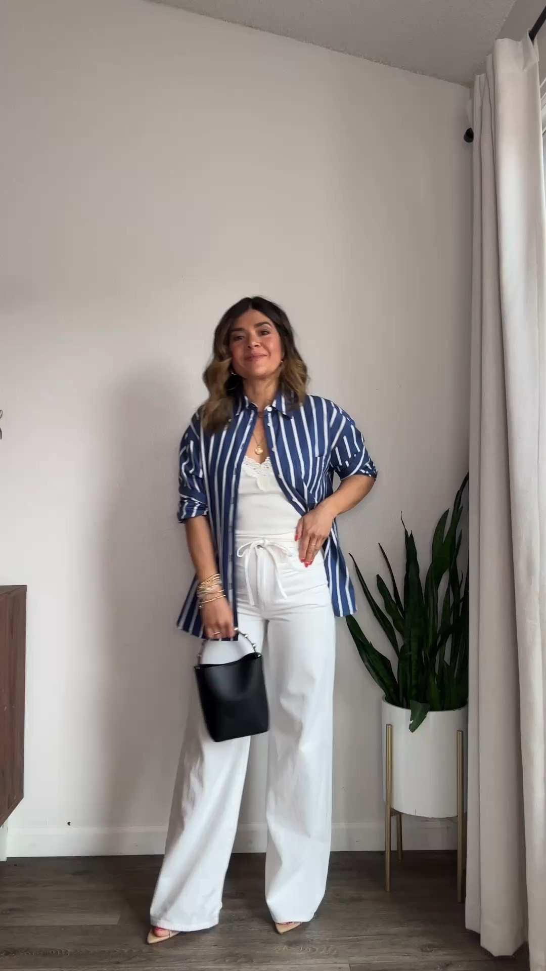 If you are looking for the perfect pair of white jeans, look no further! These are the ones you need! They run tts, I’m wearing size 25 in both styles! 
Shirt size small
Jean size 25
