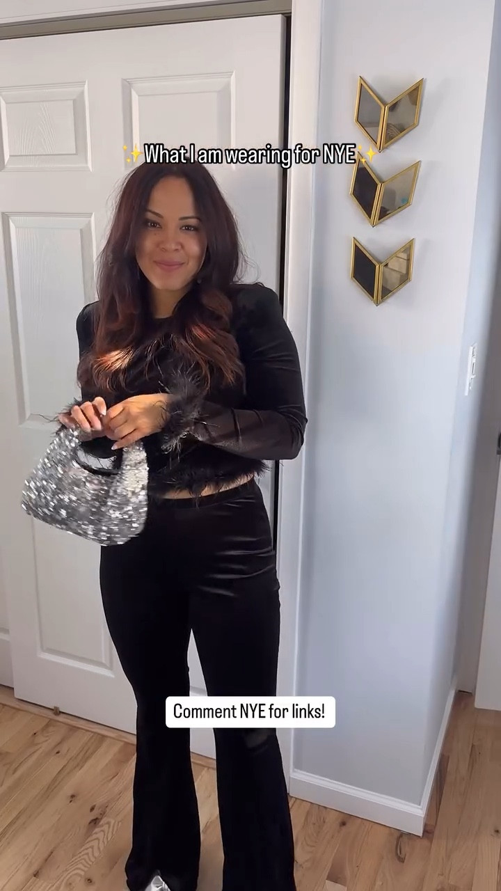 Comment “NYE” for link’s 🔗 - What are your NYE plans? Staying in or going out? 

#newyearseve #nyeoutfit #nyeoutfitidea #outfitideas #over30style #holidayoutfits #whattowear #affordablefashion