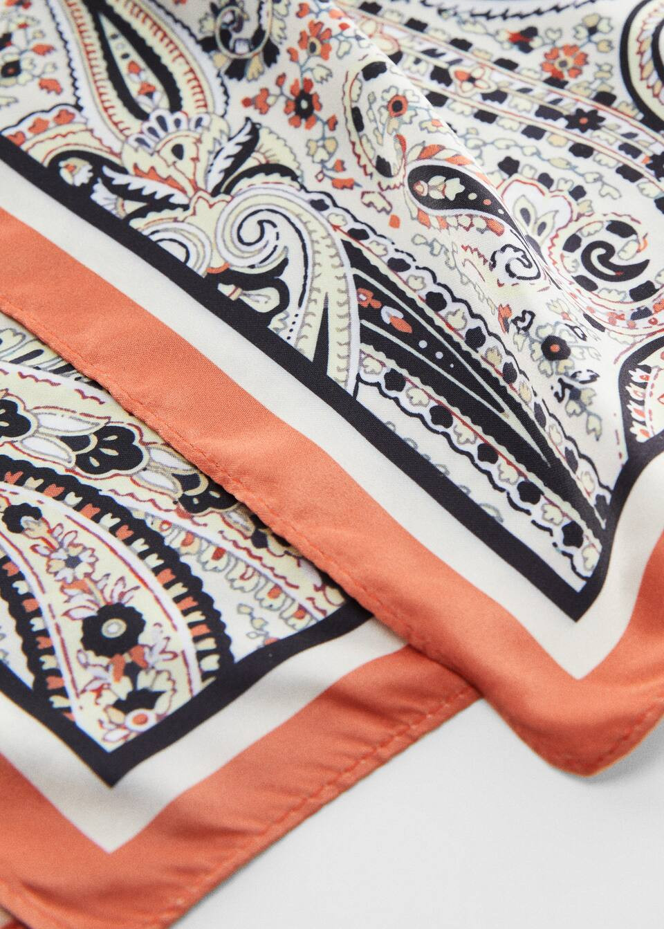 Foulard en imprimé paisley -  Femme | Mango France | MANGO (FR)