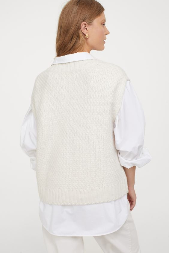 Pullunder in weichem Zopfstrick mit Rippenblenden an Halsausschnitt und Saum. Lässige Passform. | H&M (DE, AT, CH, NL, FI)