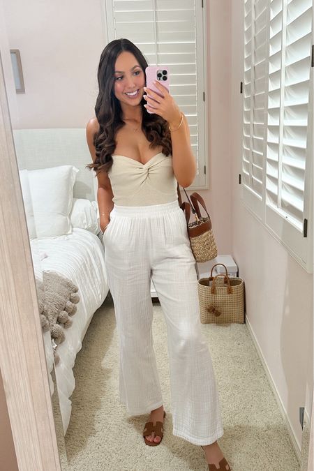 Summer outfit idea


Linen pants, summer outfit inspo, strapless knit top, straw bag, straw crossbody bag, my styled life, summer sandals, leather sandals, vacation outfits. 

#LTKShoeCrush #LTKSeasonal