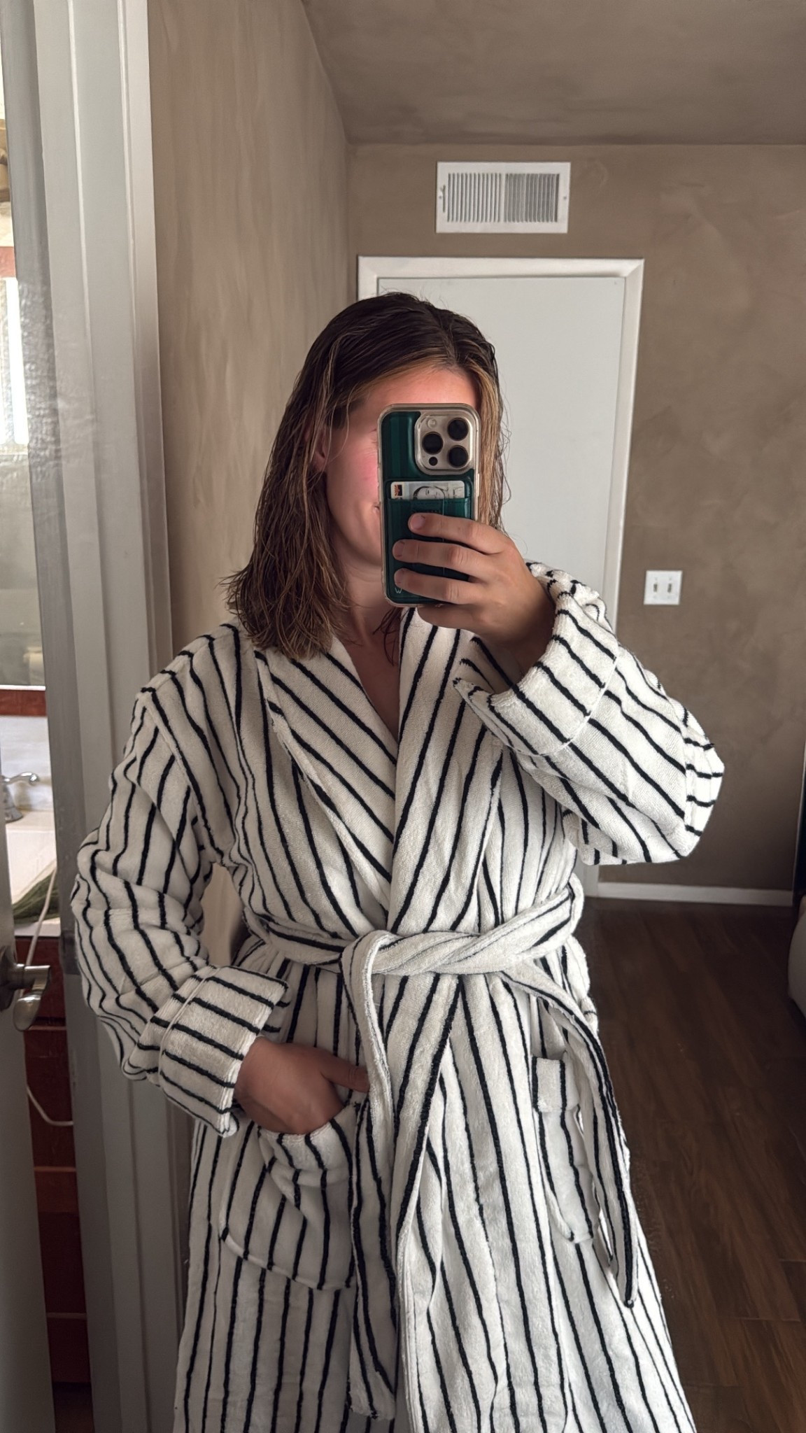 the SOFTEST most beautiful robe🤍🖤

#LTKselfcare #LTKgrwm
