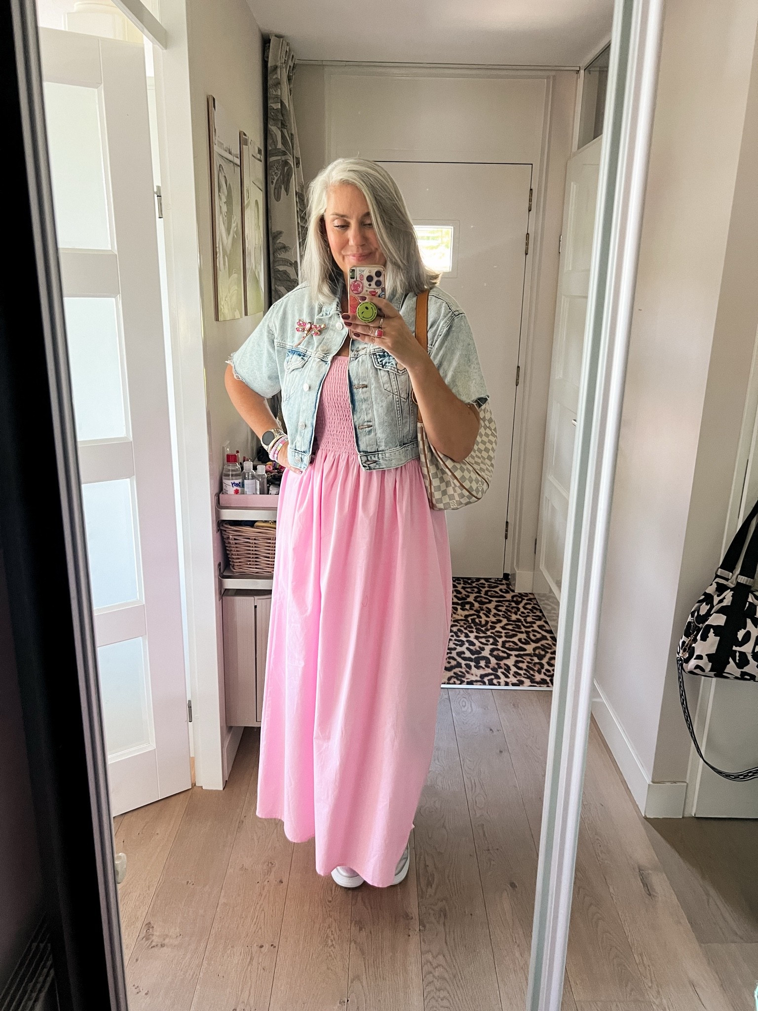 OOTD - Zondag. Een roze, katoenen maxijurk (valt op maat), zilverkleurige sneakers (Ares Rag) waar ik lint veters in heb gedaan, een cropped spijkerjasje met roze Libelle broche.

#LTKnederlands #LTKeurope #LTKsummer