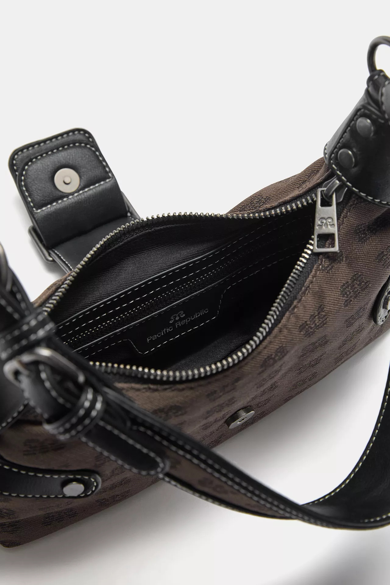 Schultertasche mit Schnalle | PULL and BEAR DE