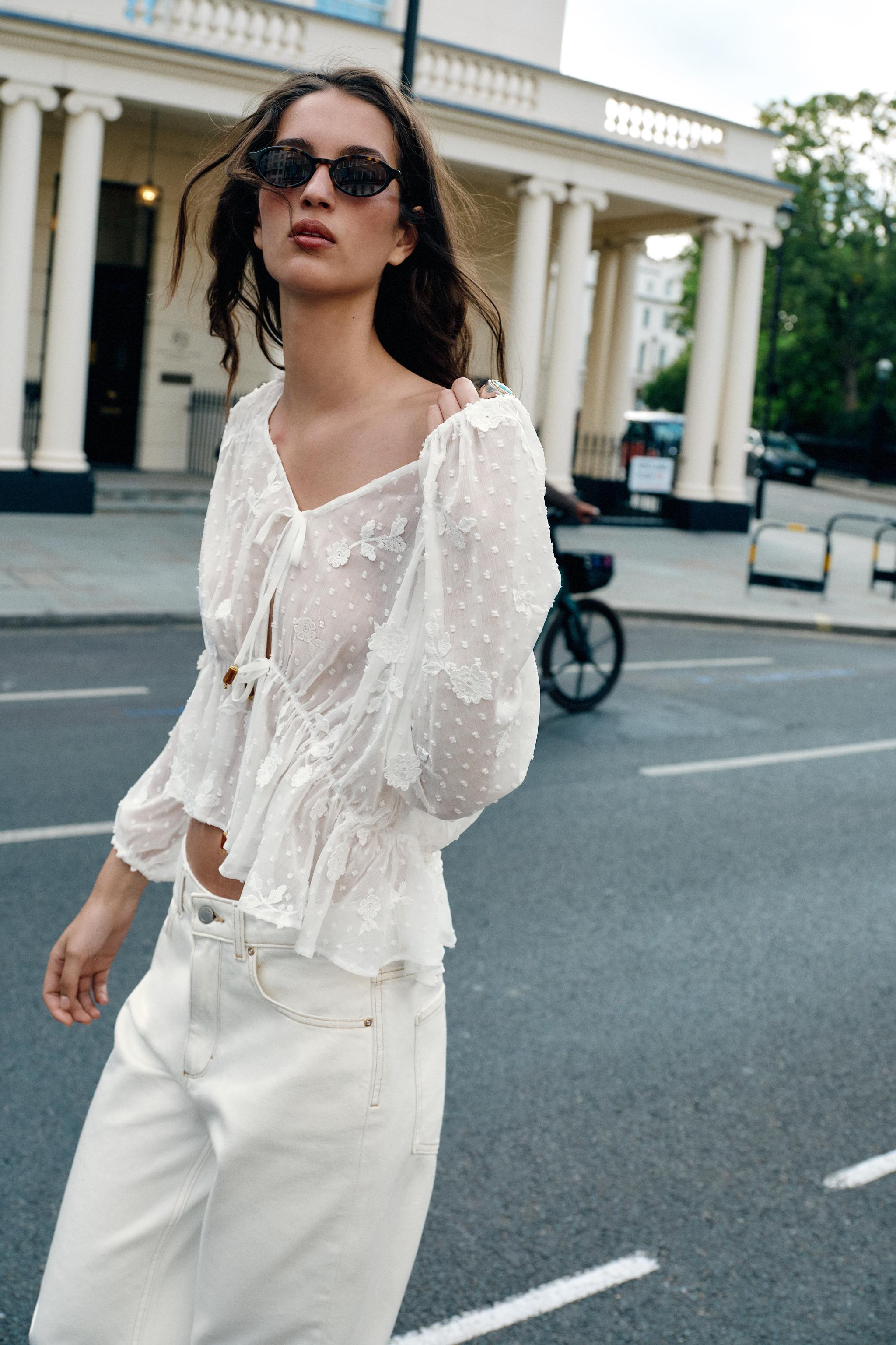 Model height: 183 cmV-neck blouse with long sleeves finished in elastic. Elasticated waist. Front... | Zara IT