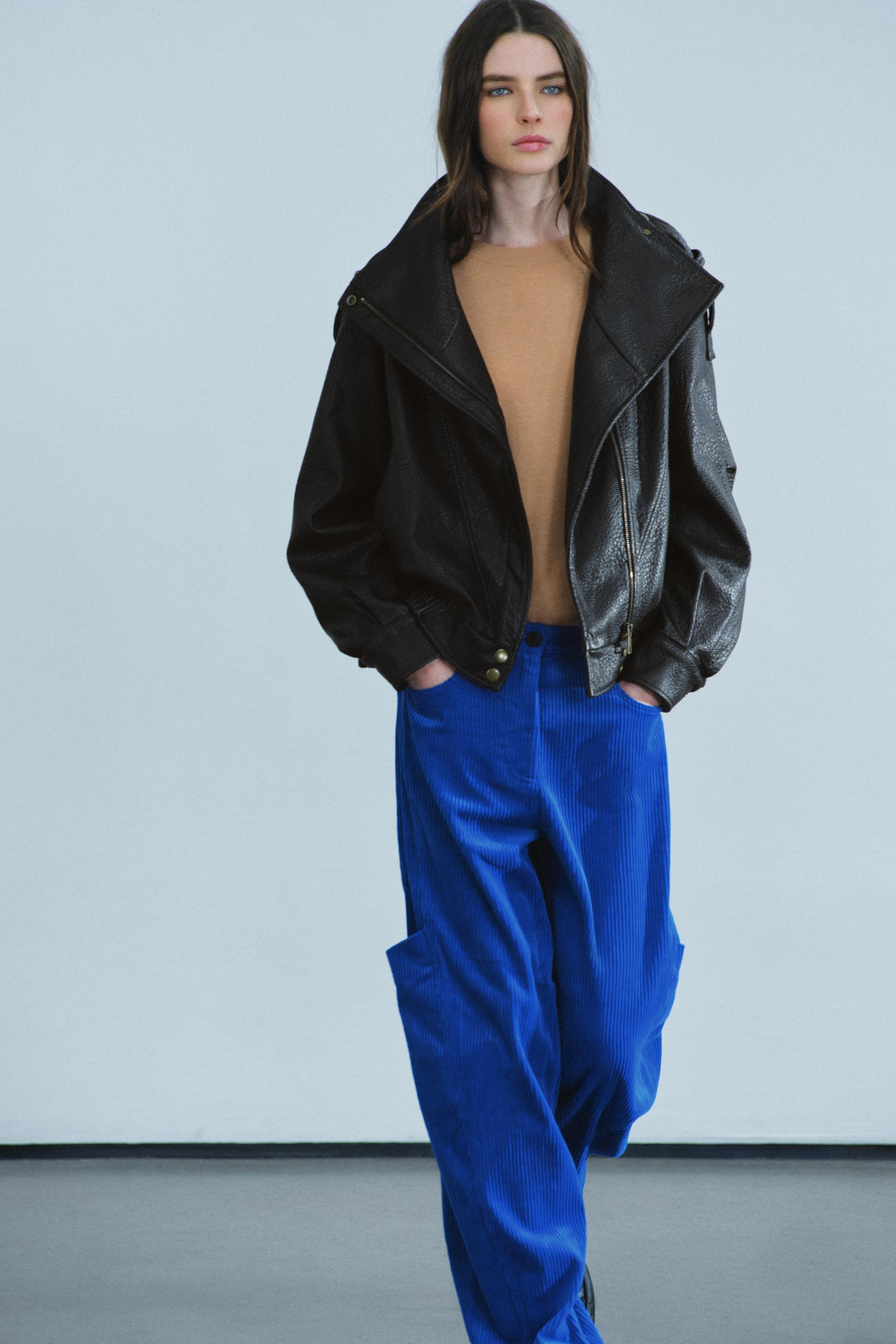 ZARA WOMAN COLLECTION. Hose aus 100% Baumwollgarn. Mittelhoher Bund mit G\u00fcrtelschlaufen. F\u... | Zara DE