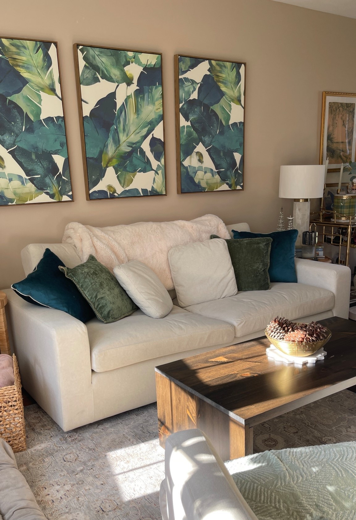 Loving my Urbandi waterfall coffee table.

Home decor 
Living room 
Living room decor 
Cozy Christmas decor 
Coffee table 
Ralph Lauren decor 


#LTKHome