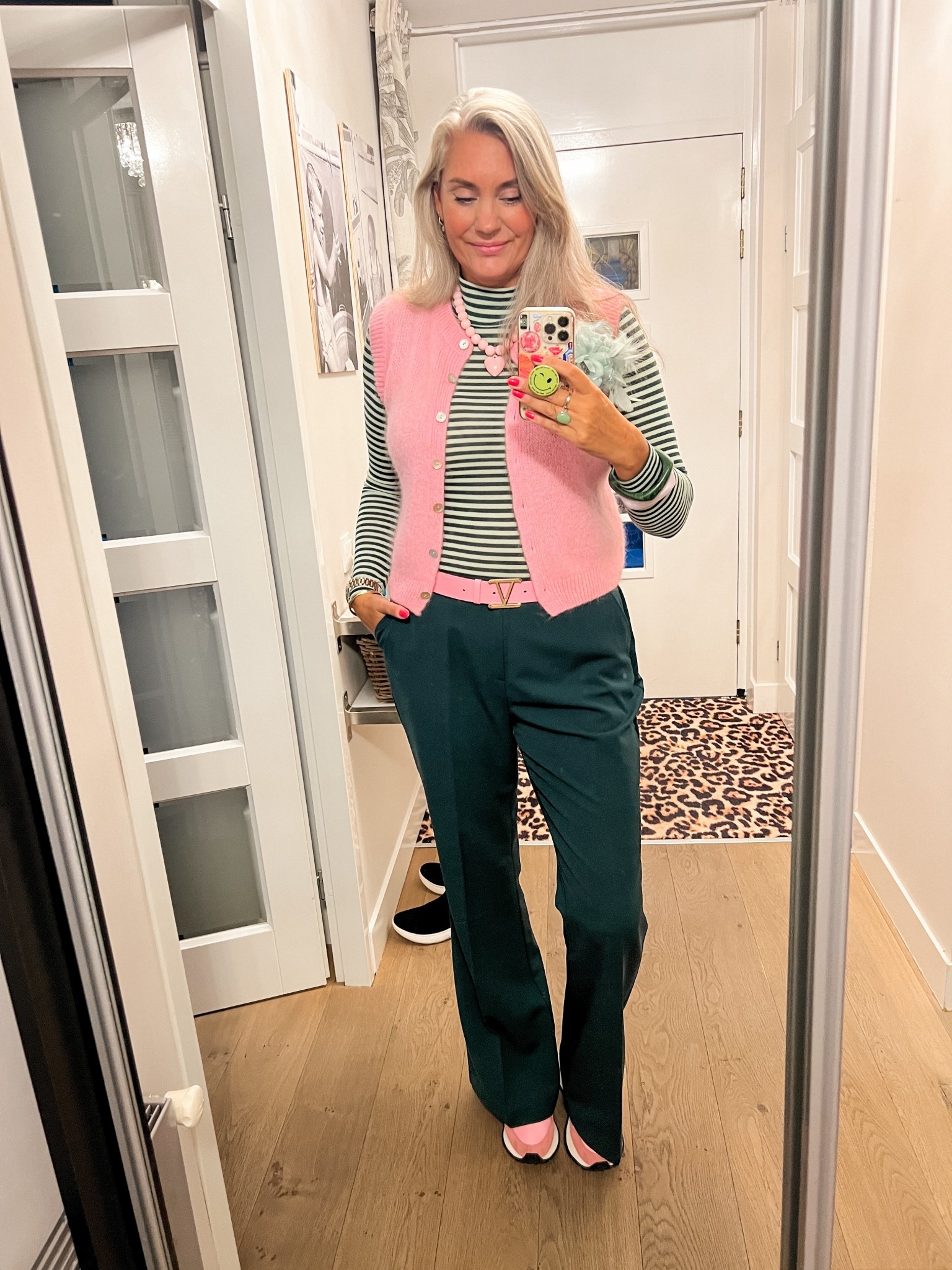 OOTD - Woensdag. Roze wollen gilet of debardeur zoals onze Zuiderburen zeggen van Coral, gestreepte longsleeve van Vero Moda (oud), groene pantalon (Costes, xl), roze ketting, roze riem en sneakers. 



#LTKworkwear #LTKeurope #LTKnederlands