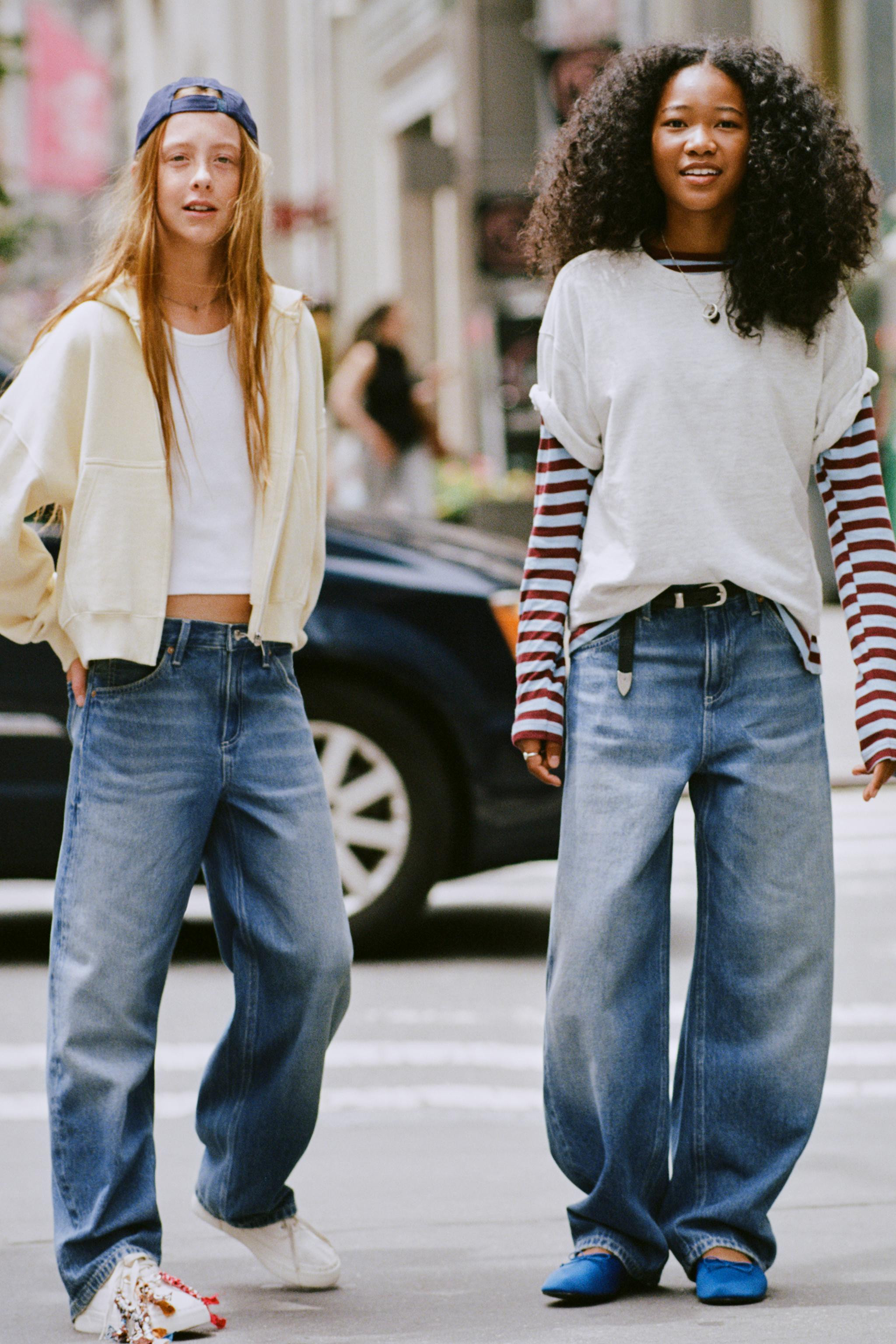 Barrel jeans with adjustable interior waistband and front button closure. Front pockets and back ... | Zara US