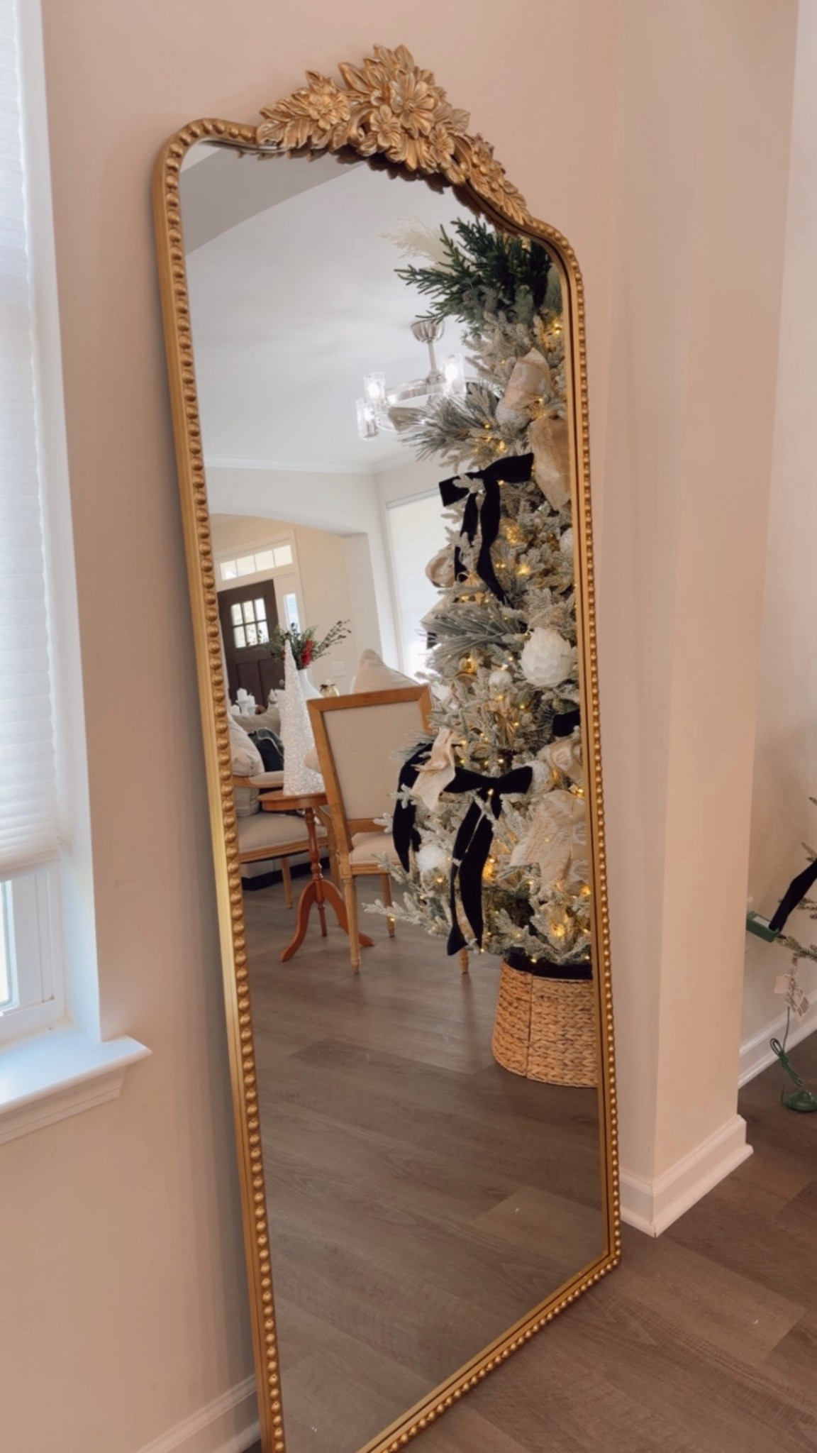 Golden reflections, timeless style.

#homedecor #interiordesign #homestyle #homedesign #decorinspo
#interiorinspiration #interiors #homeinspo #hometrends #aestheticdecor

#LTKHome #LTKHoliday #LTKSeasonal