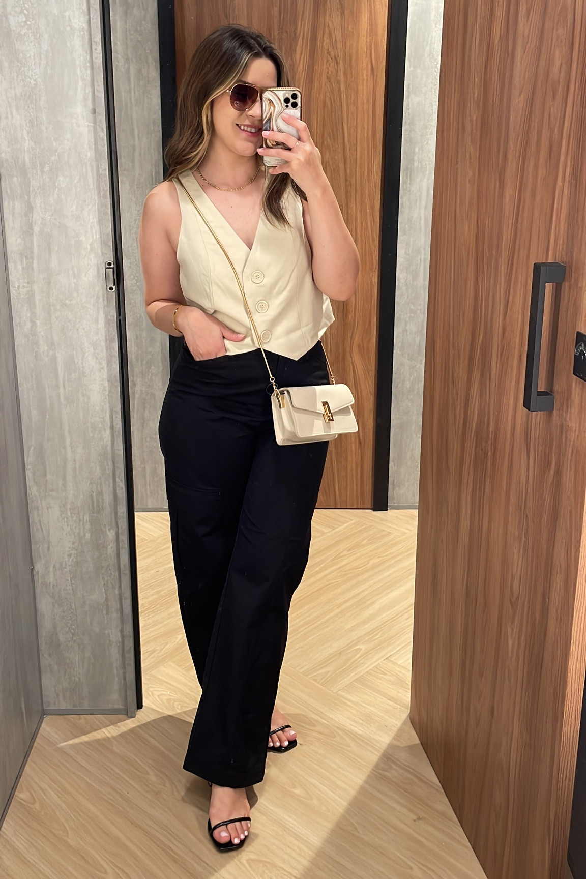Explorando o lado trendy com uma pitada de elegância! ✨A combinação da calça cargo com o colete em alfaiataria bege é a aposta certa para um visual fashion e sofisticado. ✨ #ModaCargo #AlfaiatariaChic #EstiloElegante 

#LTKbeauty #LTKMostLoved #LTKbrasil