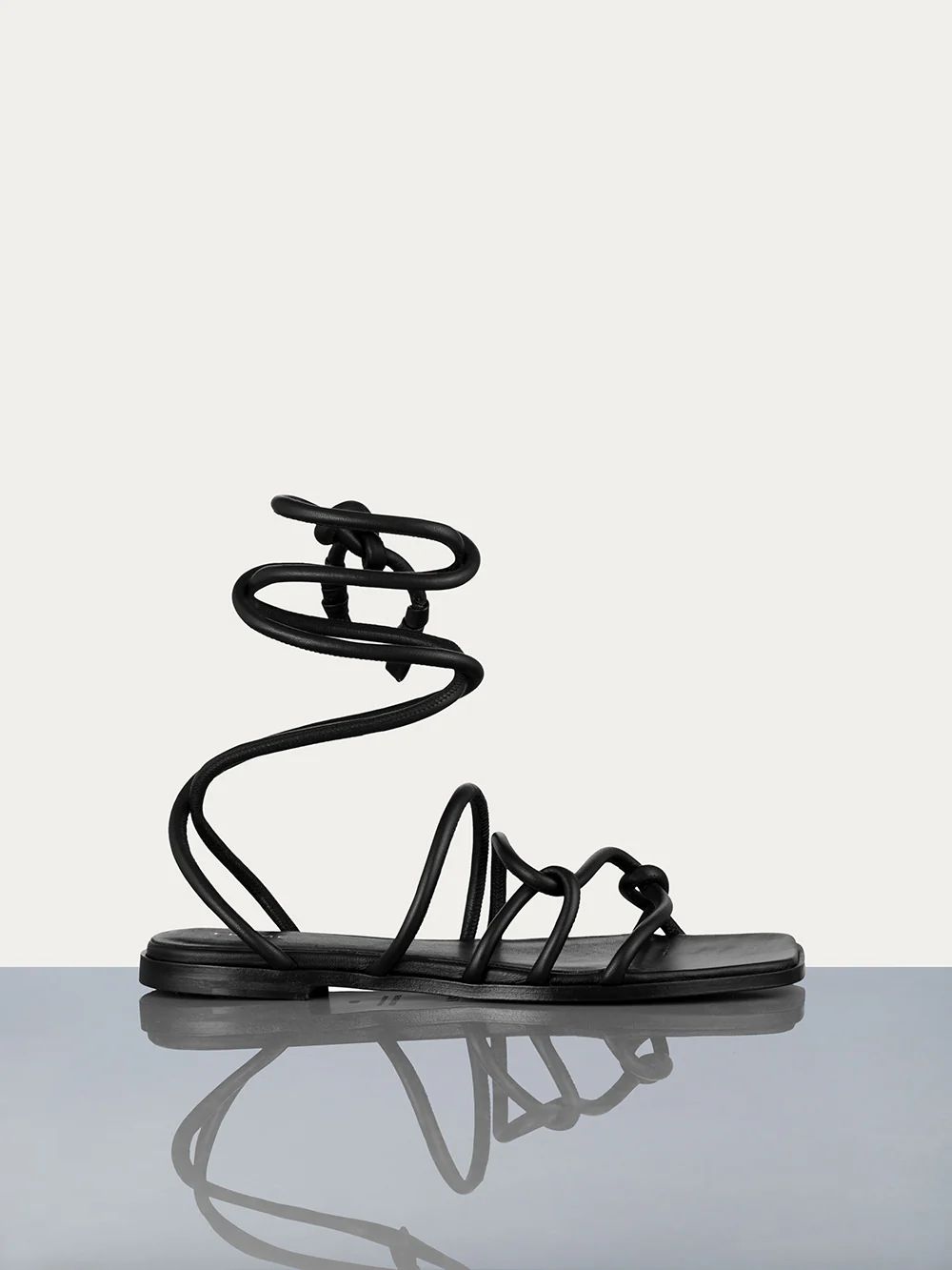 Le Remi Lace Up Sandal -- Noir | Frame Denim