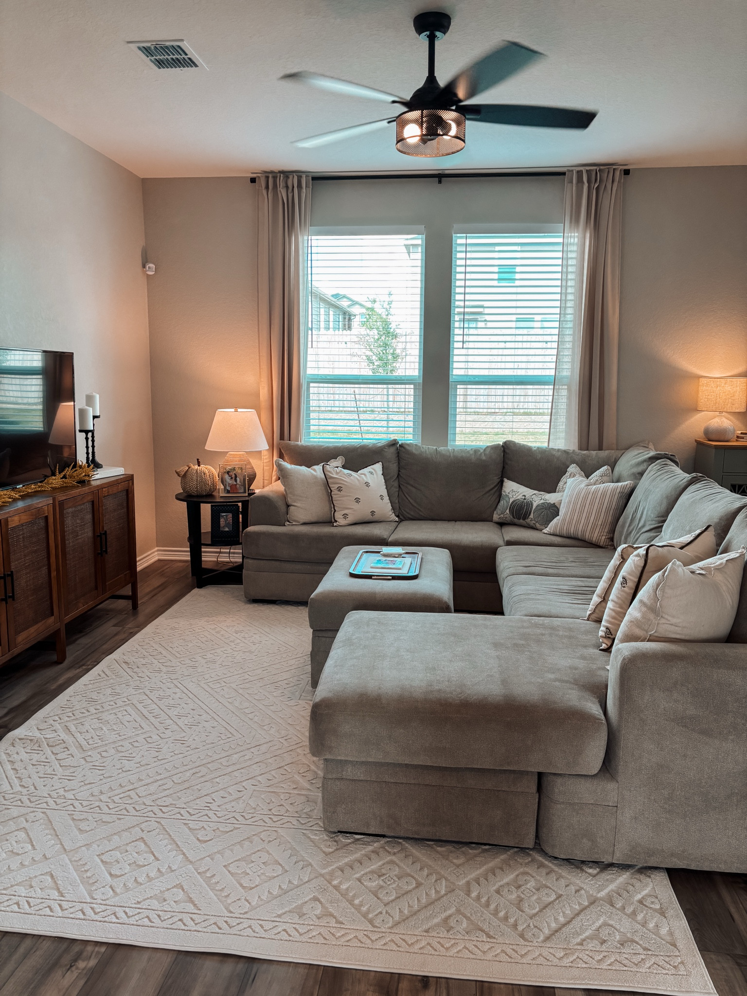 Living room refresh ✨💙 Rug is from Bed Bath & Beyond - I did an 8x10! 


#LTKSeasonal #LTKFallSale #LTKHome