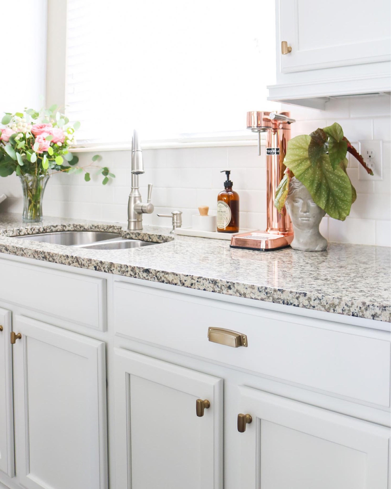 13 Modern Farmhouse Kitchens That Aren't All About Shiplap, image size:1181x1475