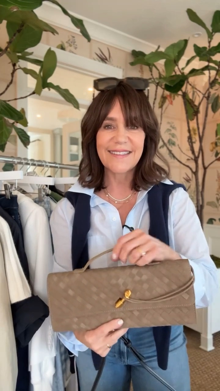 WHAT’S ON MY ROLLING RACK! ✨

BRAND NEW finds on my rolling rack, perfect for this time of year 

As the color palette changes to light blues, creams and whites, navy, and neutrals, here’s some of my favorites things I’ve picked up recently!

#LTKSeasonal #LTKOver40 #LTKootd